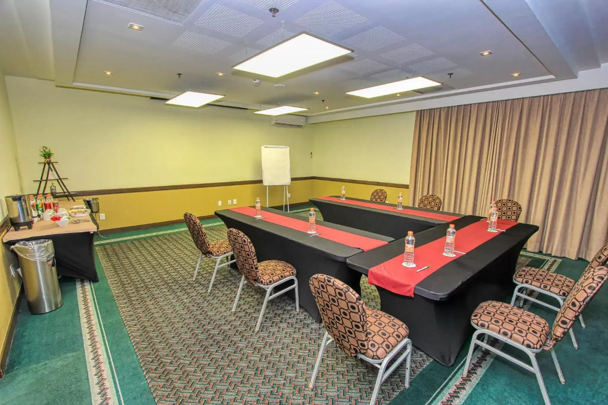 Meeting/conference room in Holiday Inn Leon, an IHG Hotel