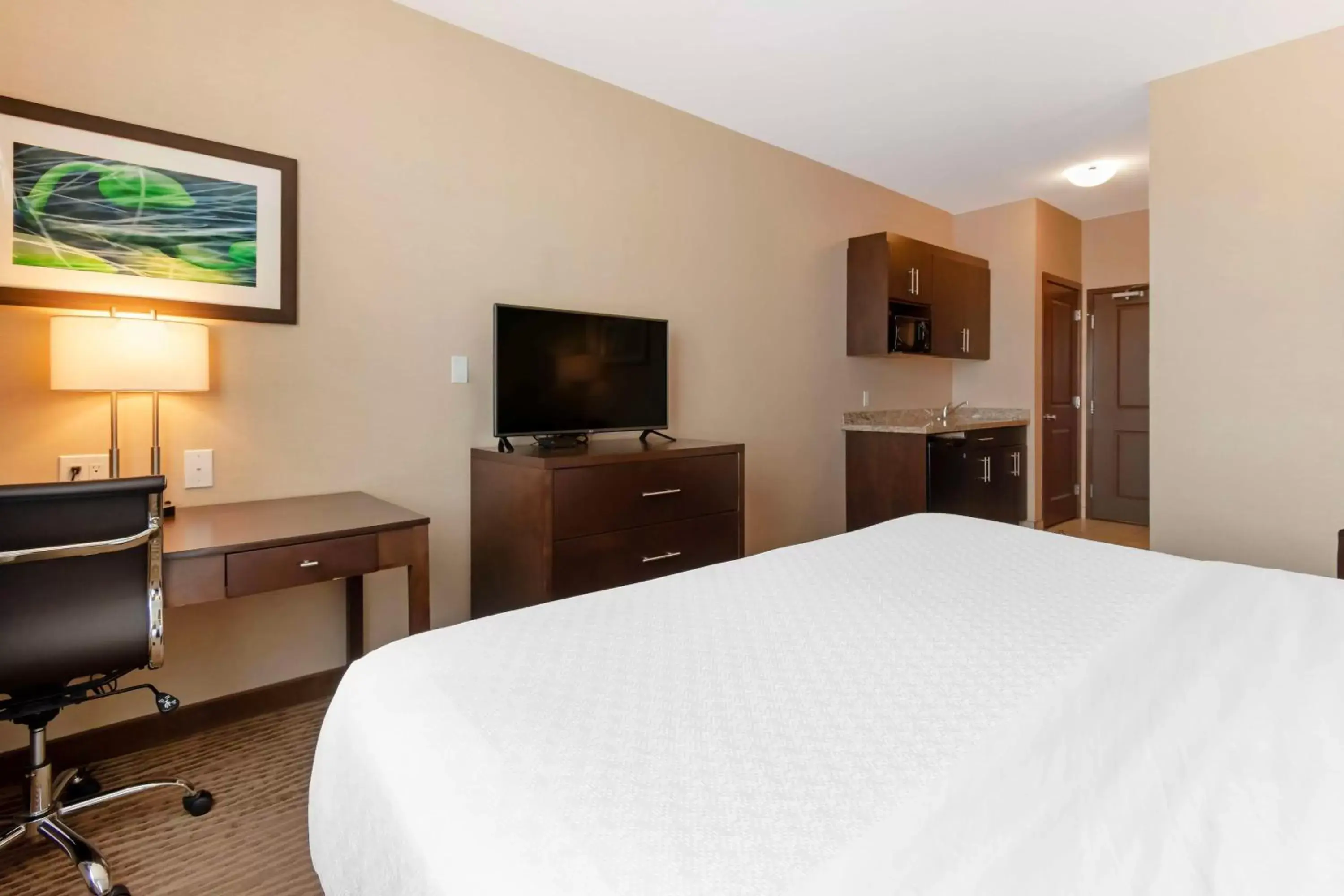 Bedroom, TV/Entertainment Center in Best Western Plus Moosomin Hotel