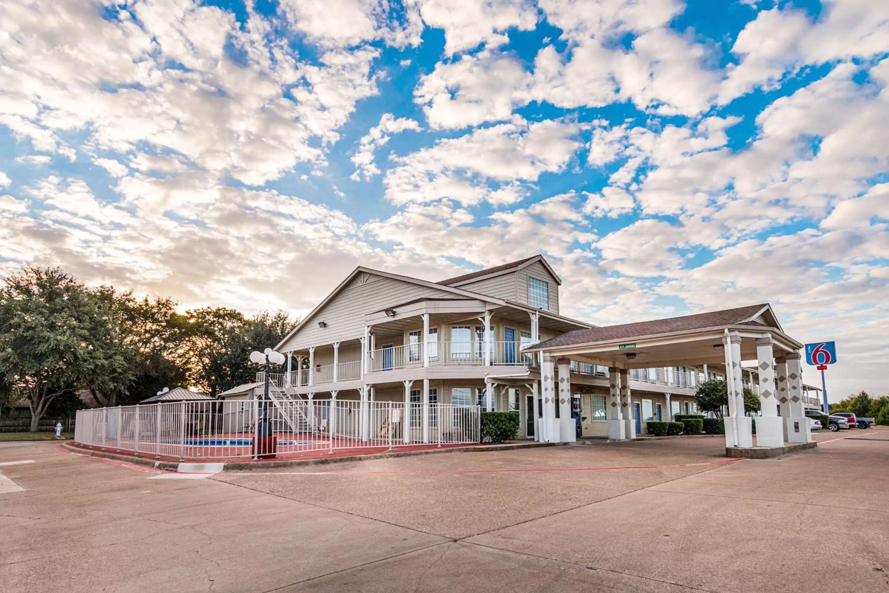 Property building in Motel 6-Waxahachie, TX