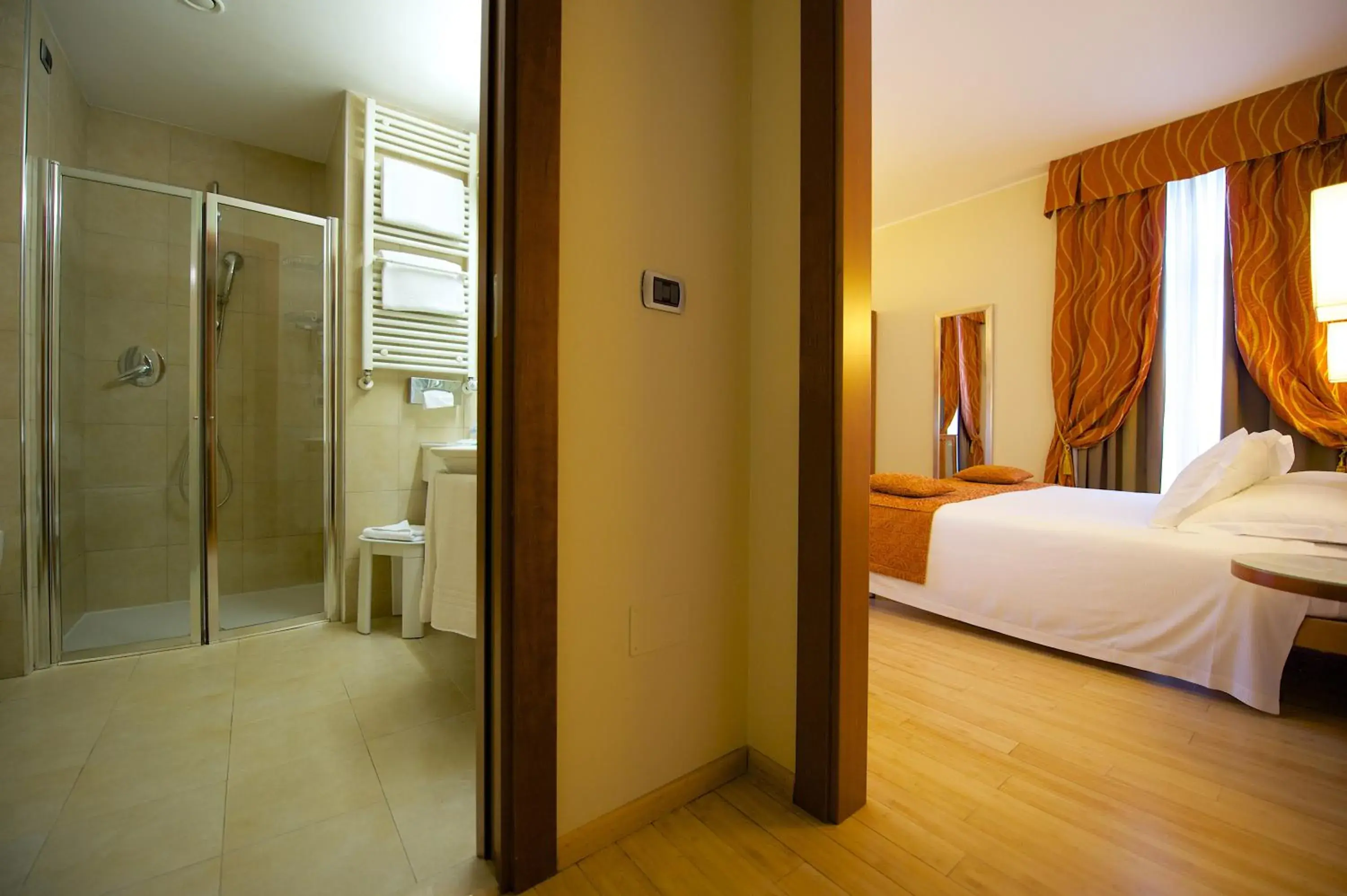 Shower, Bathroom in Best Western Crystal Palace Hotel