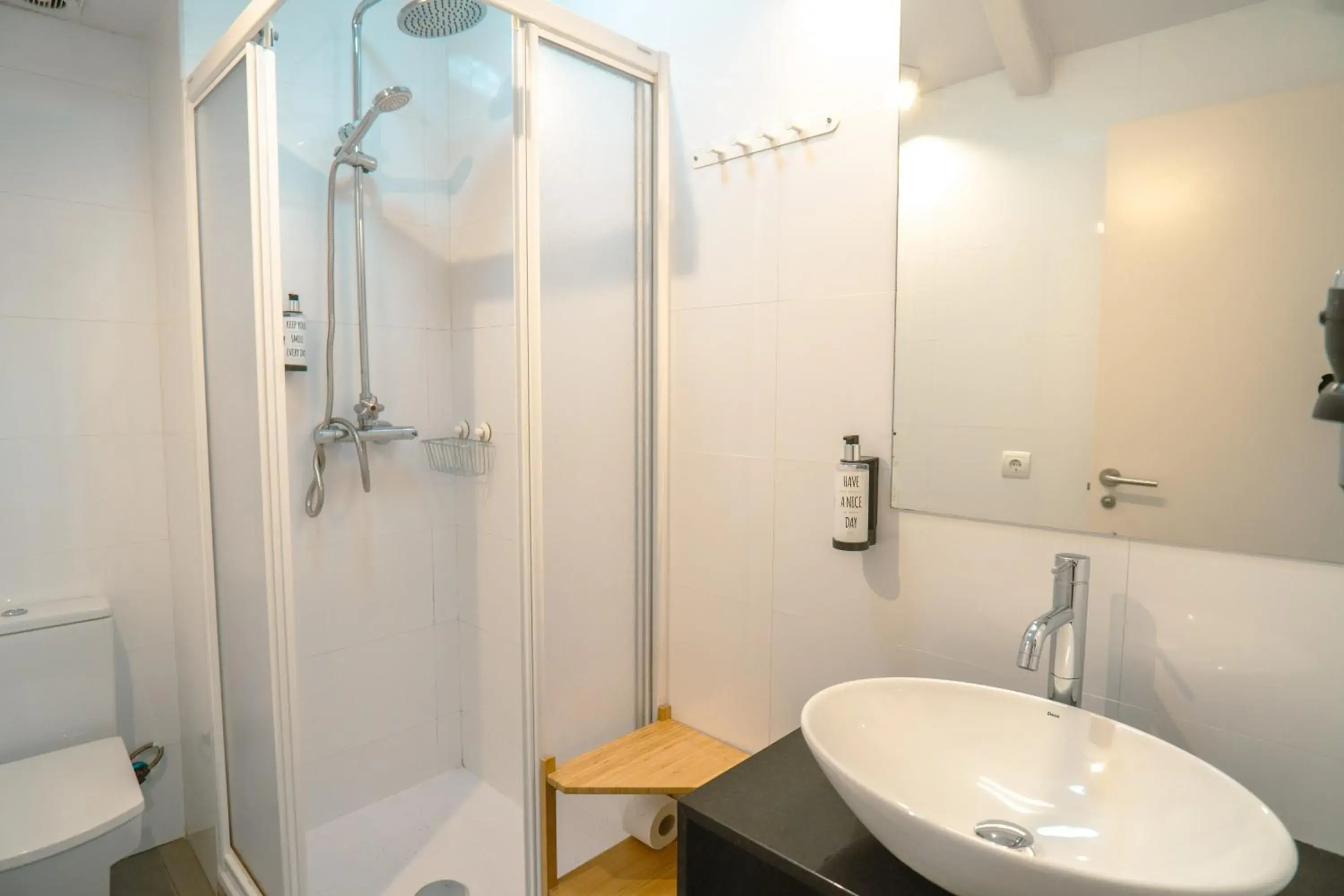 Shower, Bathroom in SmartRental Madrid Atocha