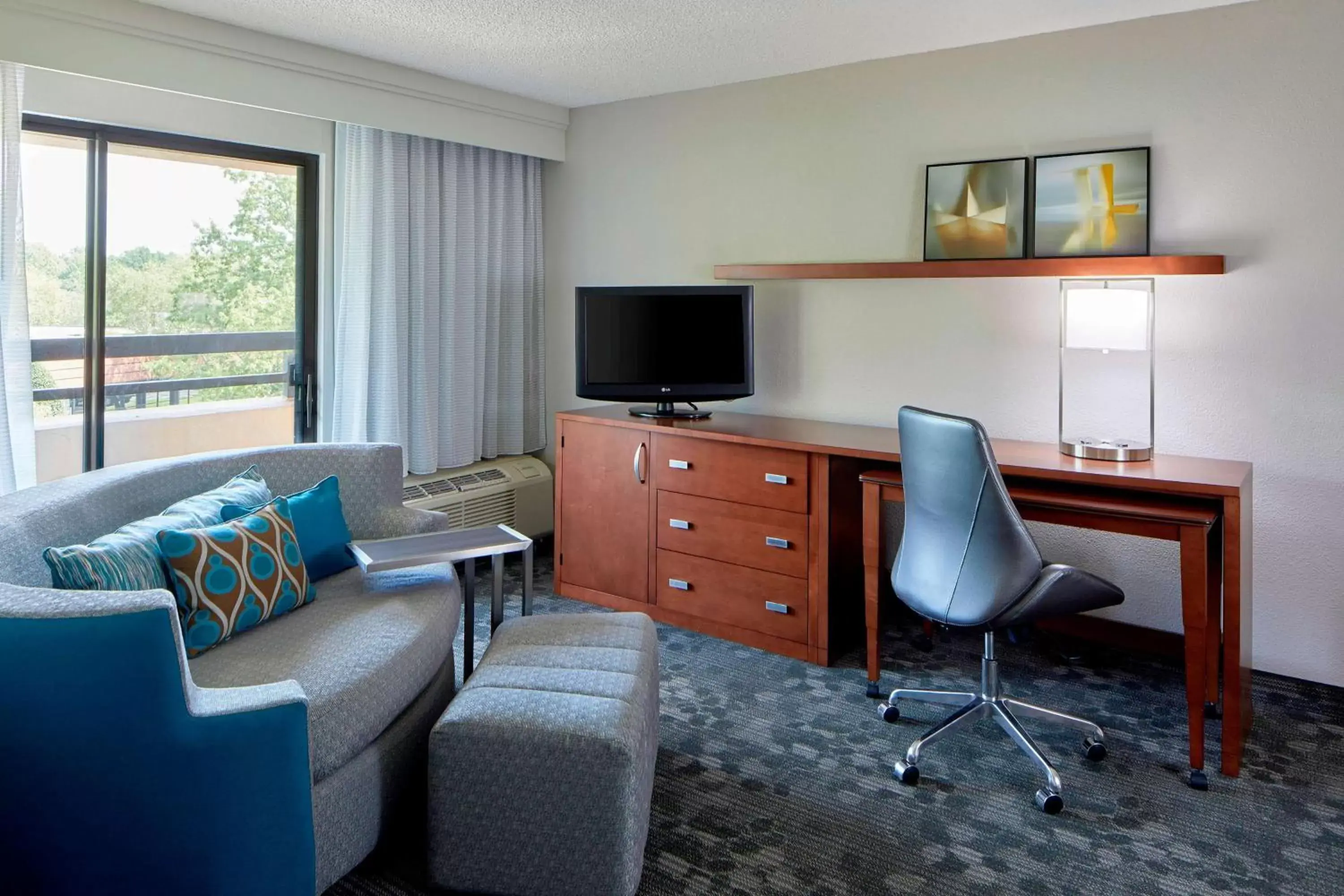 Photo of the whole room, TV/Entertainment Center in Sonesta Select Raleigh Durham Airport Morrisville
