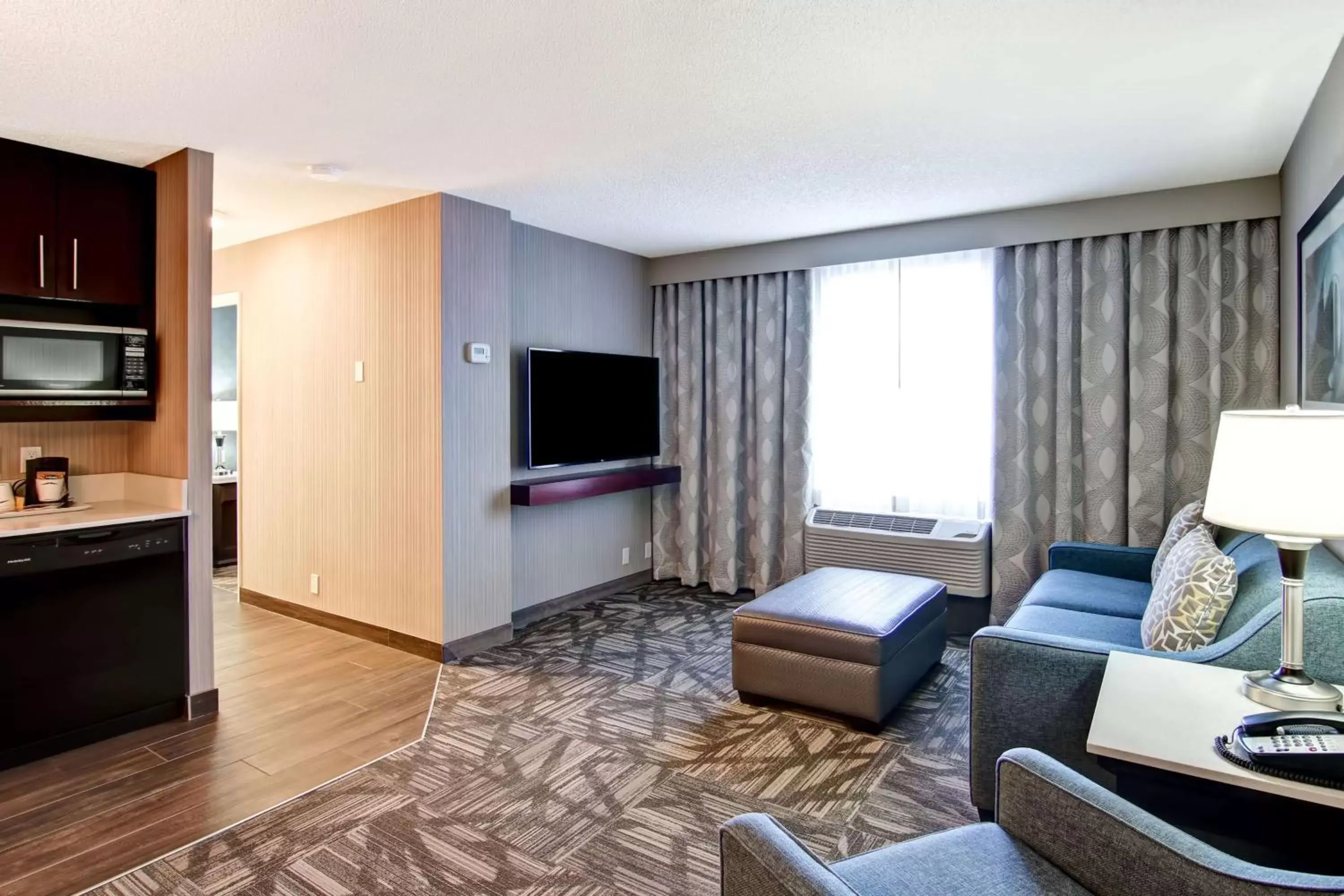 Bedroom, TV/Entertainment Center in Hampton Inn & Suites by Hilton Calgary-Airport