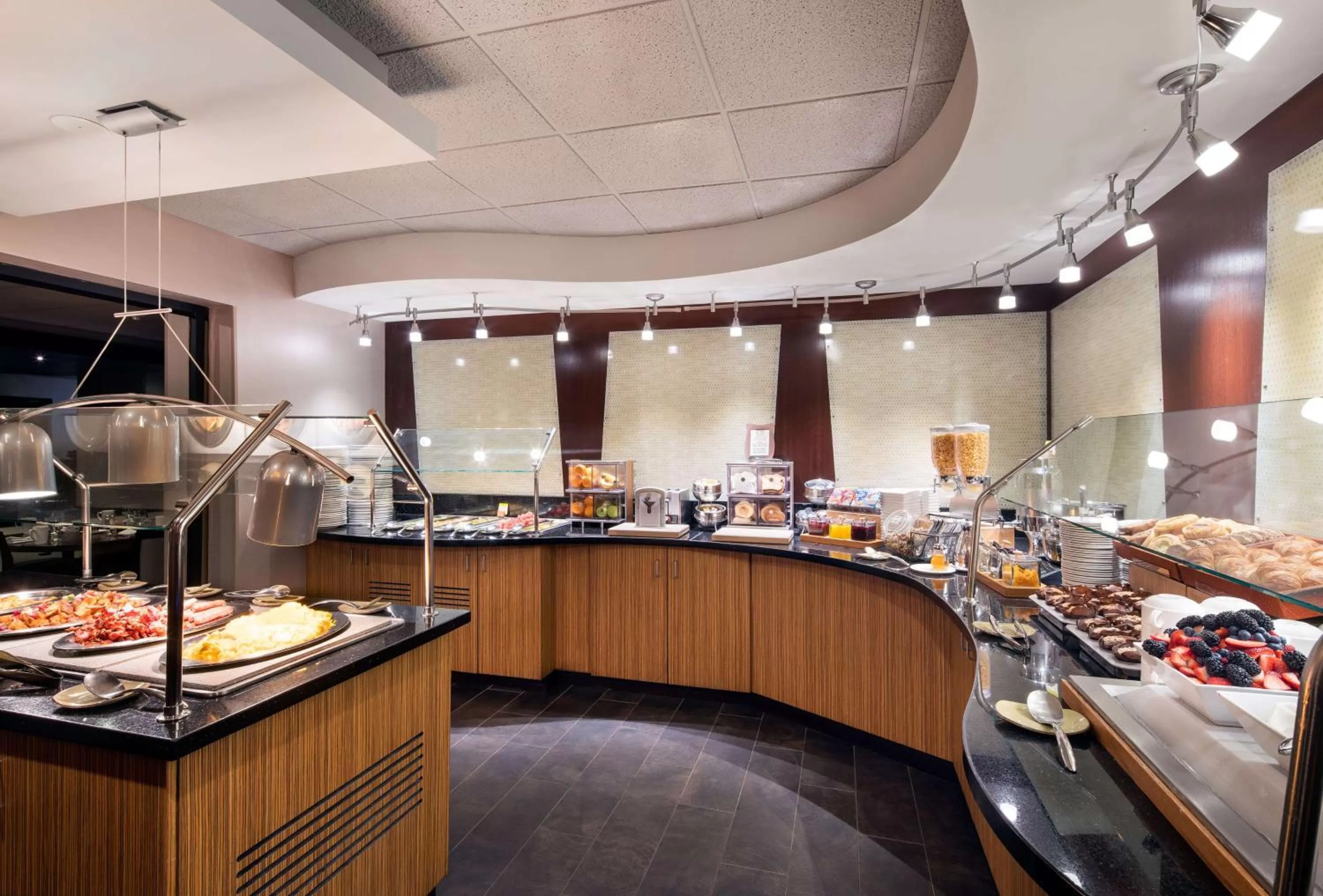 Dining area in DoubleTree by Hilton Denver Tech