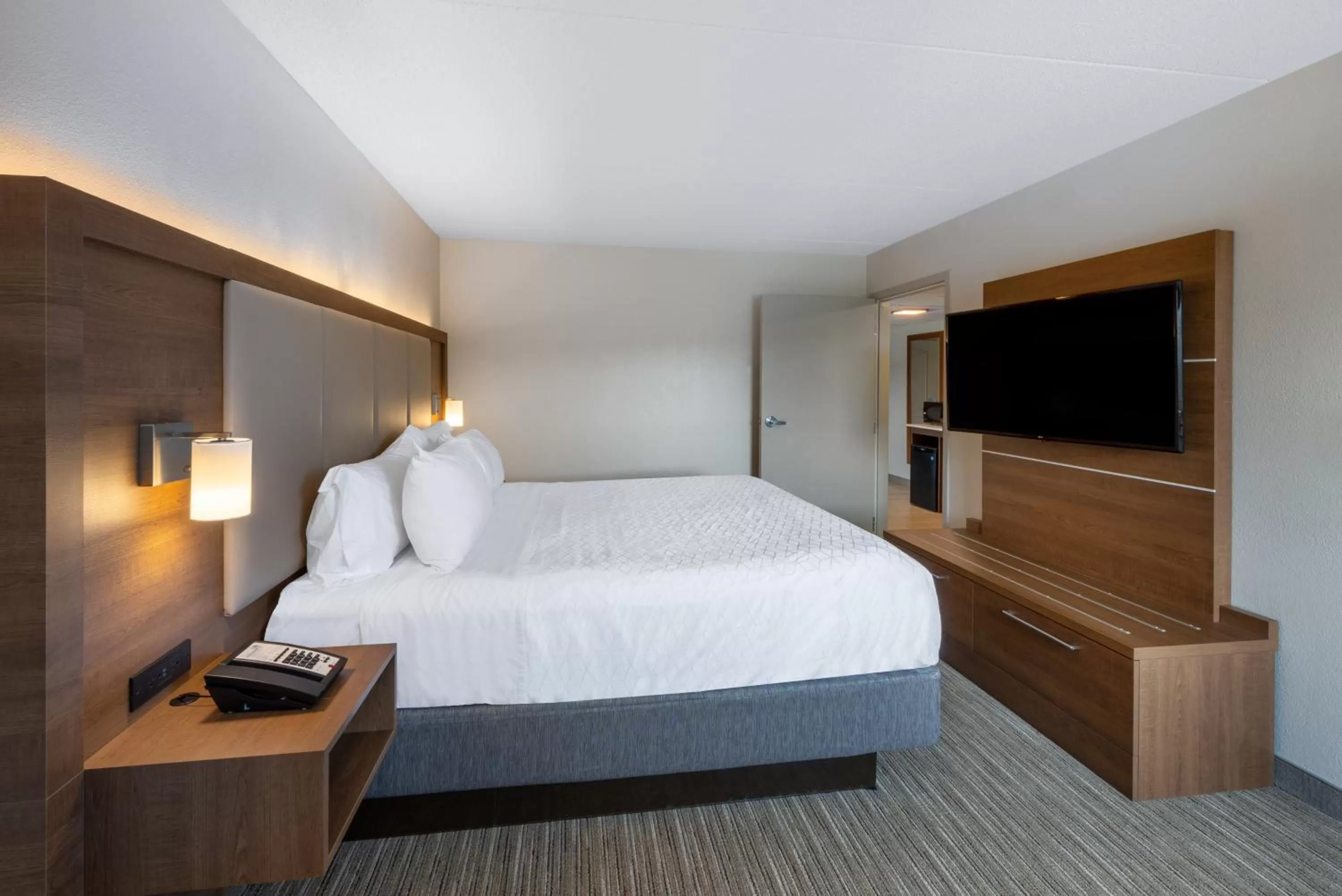 Photo of the whole room, Bed in Holiday Inn Express State College at Williamsburg Square by IHG