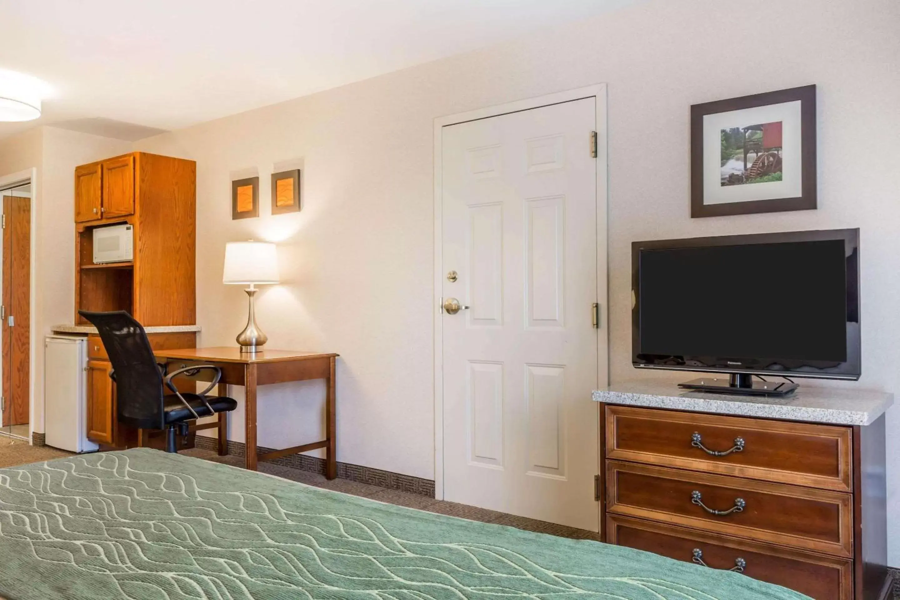 Photo of the whole room, TV/Entertainment Center in Comfort Inn & Suites South Burlington