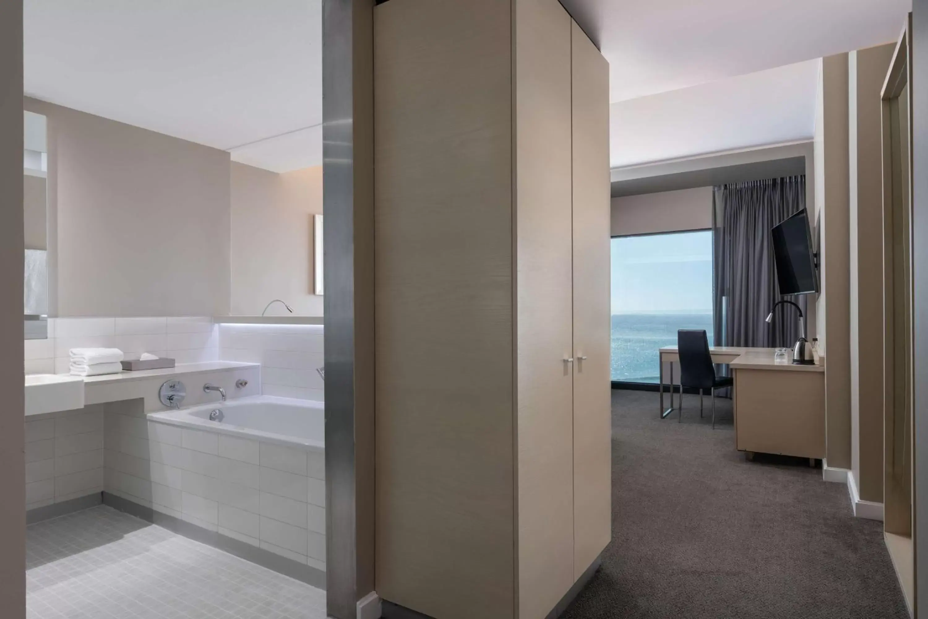 Bedroom, Bathroom in Radisson Blu Hotel, Port Elizabeth