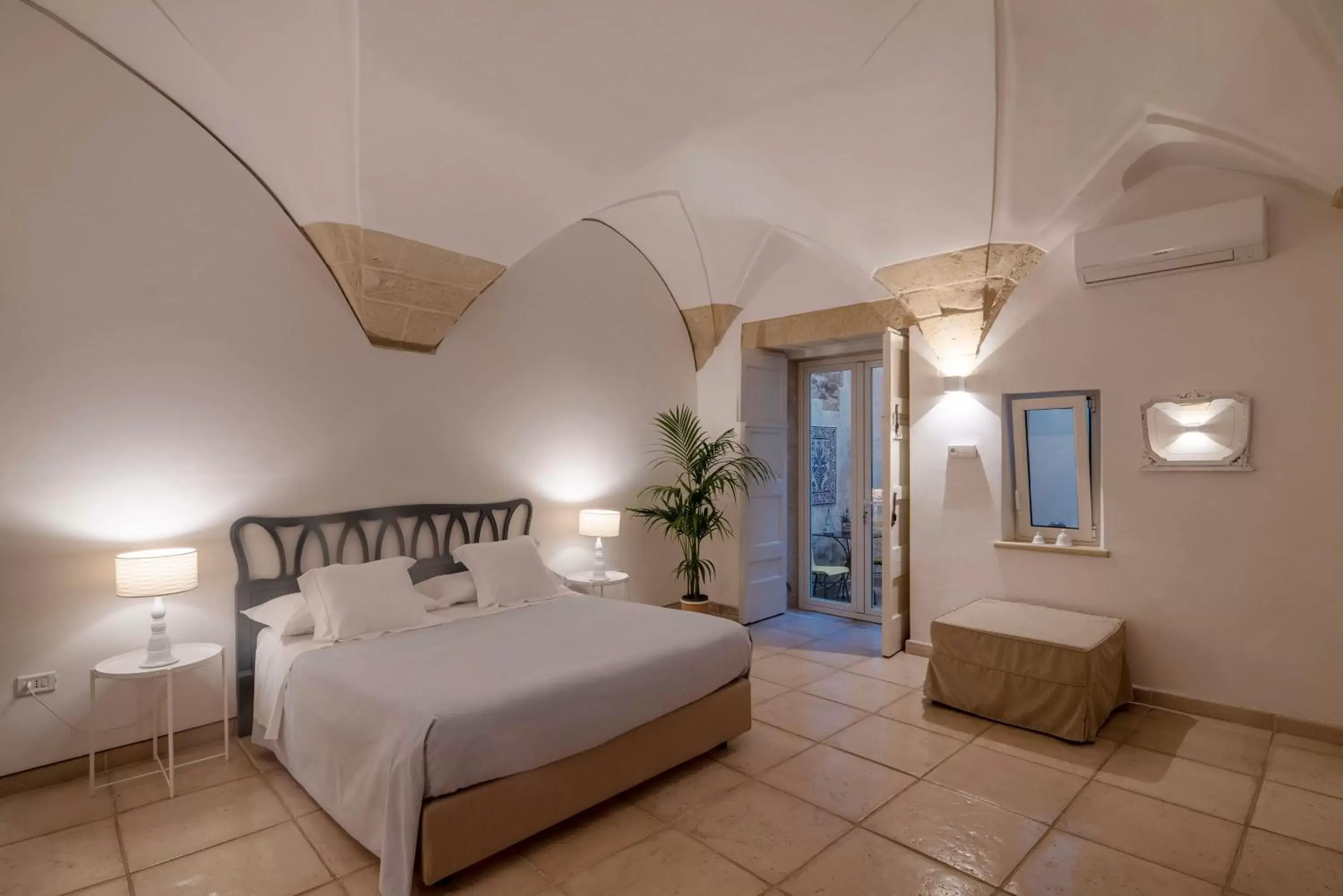 Bedroom, Bed in B&B Corte Dei Romiti - Suites & Apartments SIT