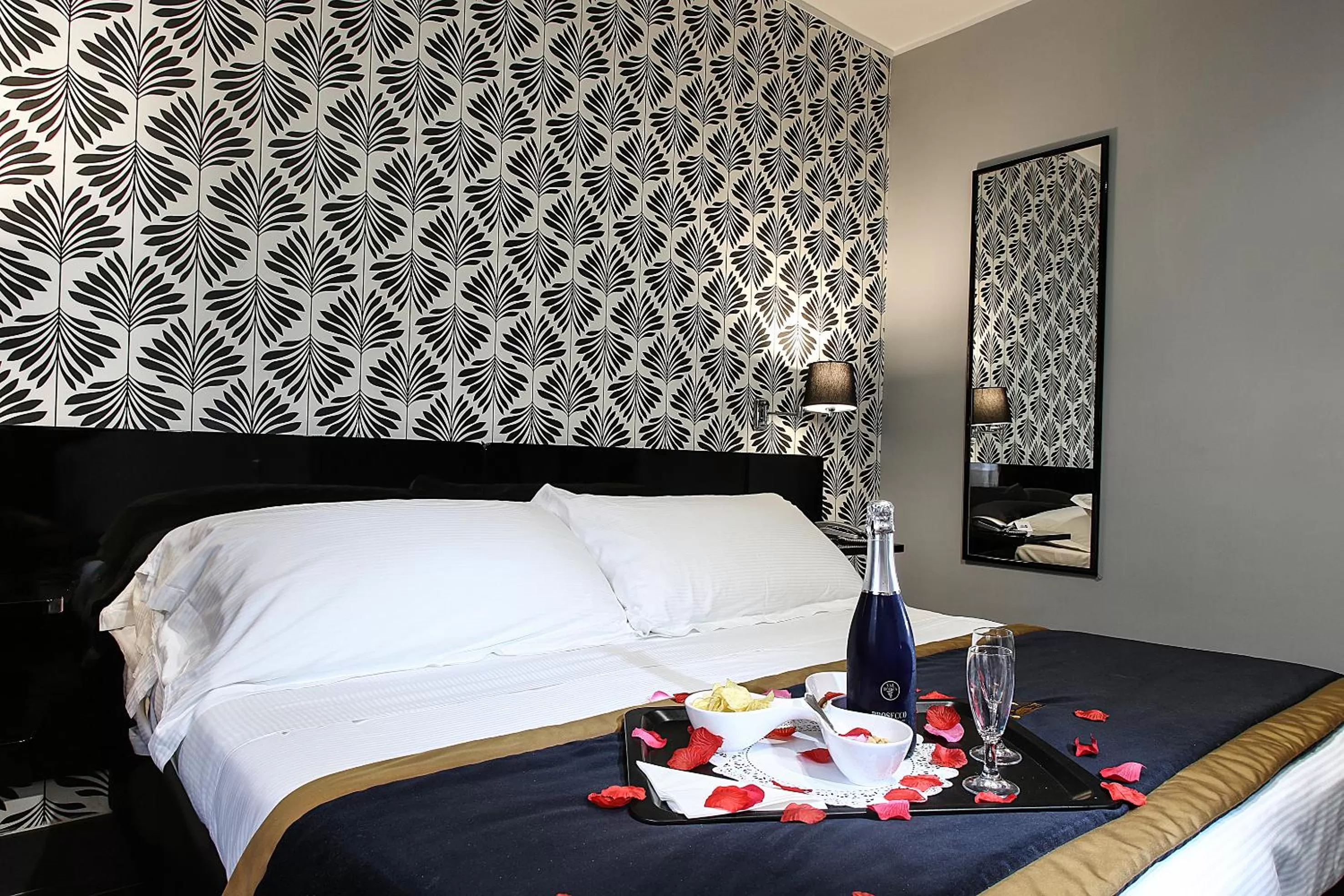 Photo of the whole room, Bed in Best Western JFK Hotel