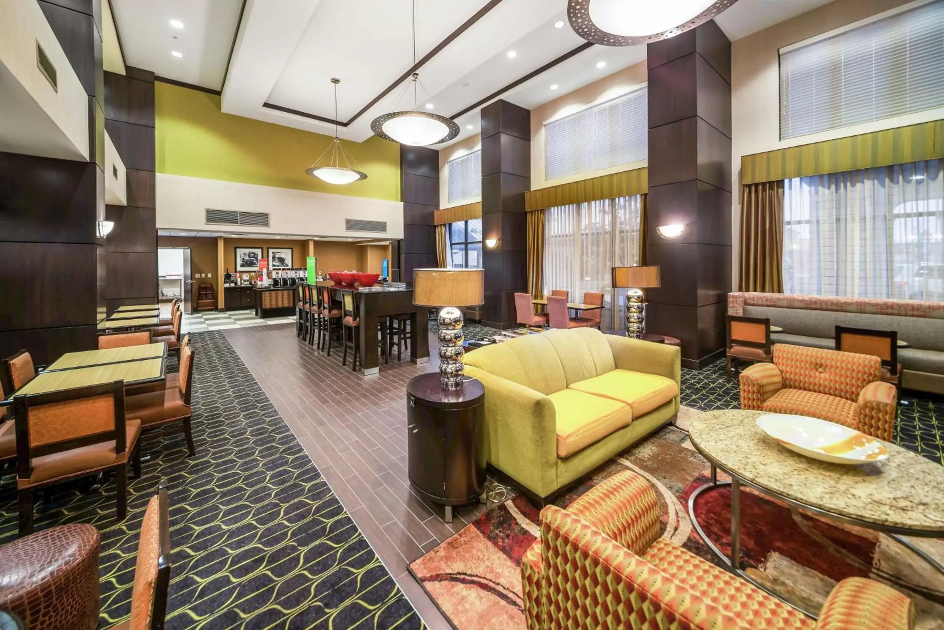 Breakfast in Hampton Inn and Suites Tulsa/Catoosa