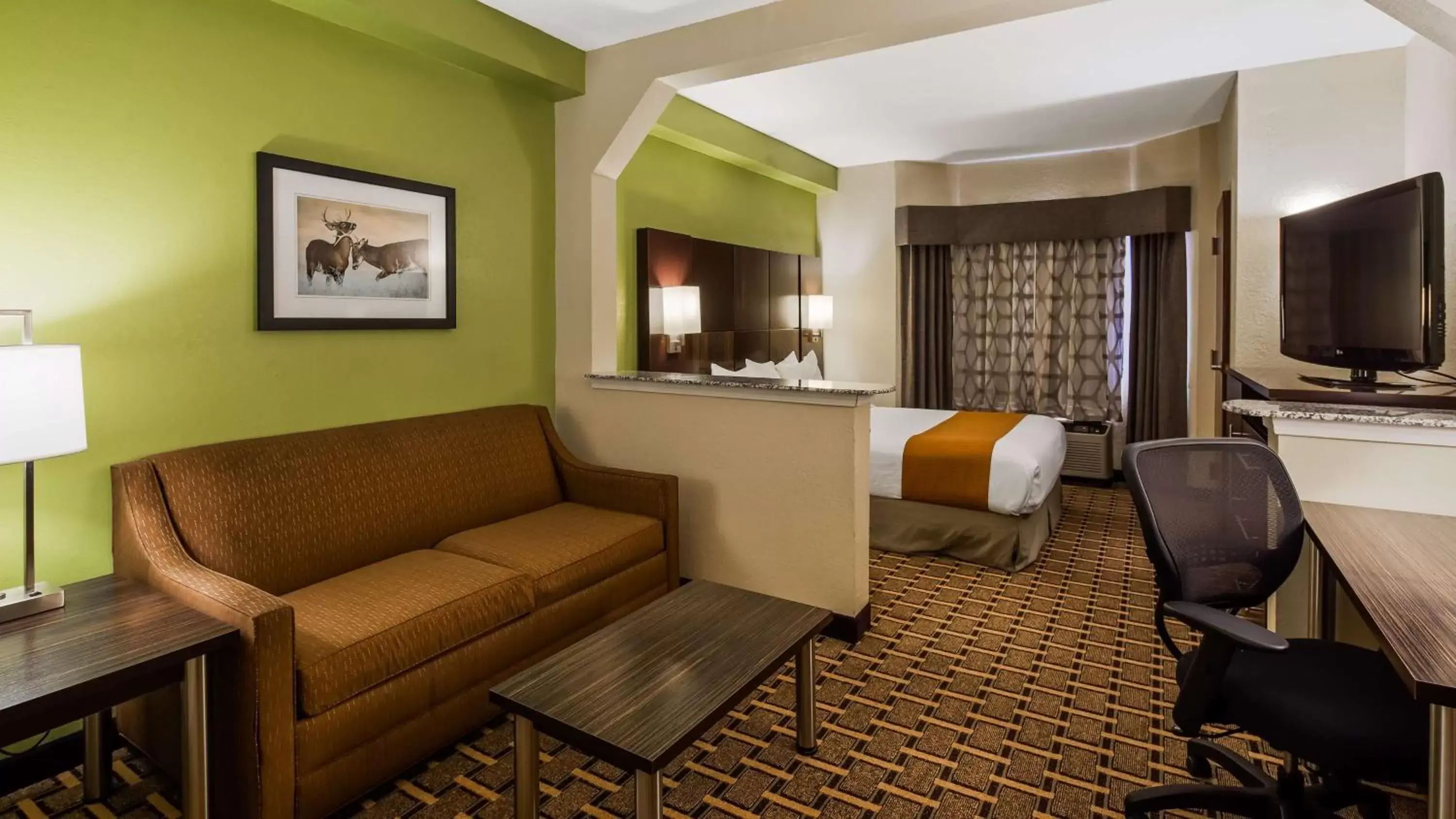 Photo of the whole room, Seating Area in Best Western Knoxville Suites - Downtown