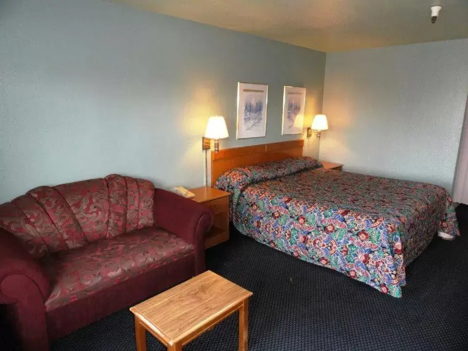 Photo of the whole room, Bed in Applegate Inn