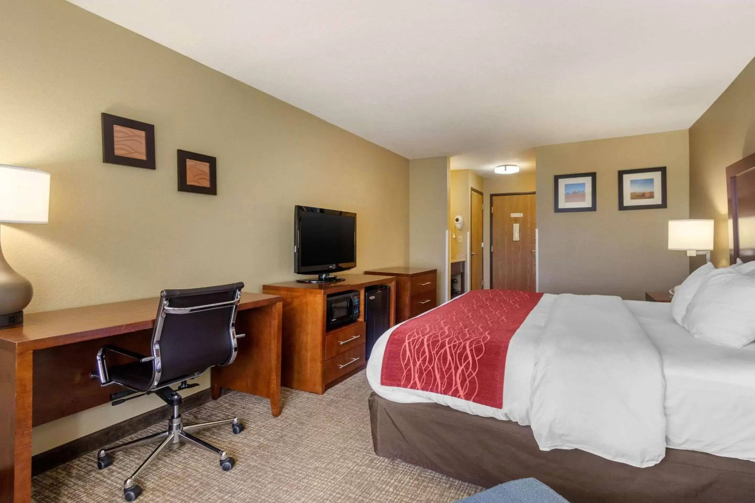 Photo of the whole room, TV/Entertainment Center in Comfort Inn & Suites Pittsburg