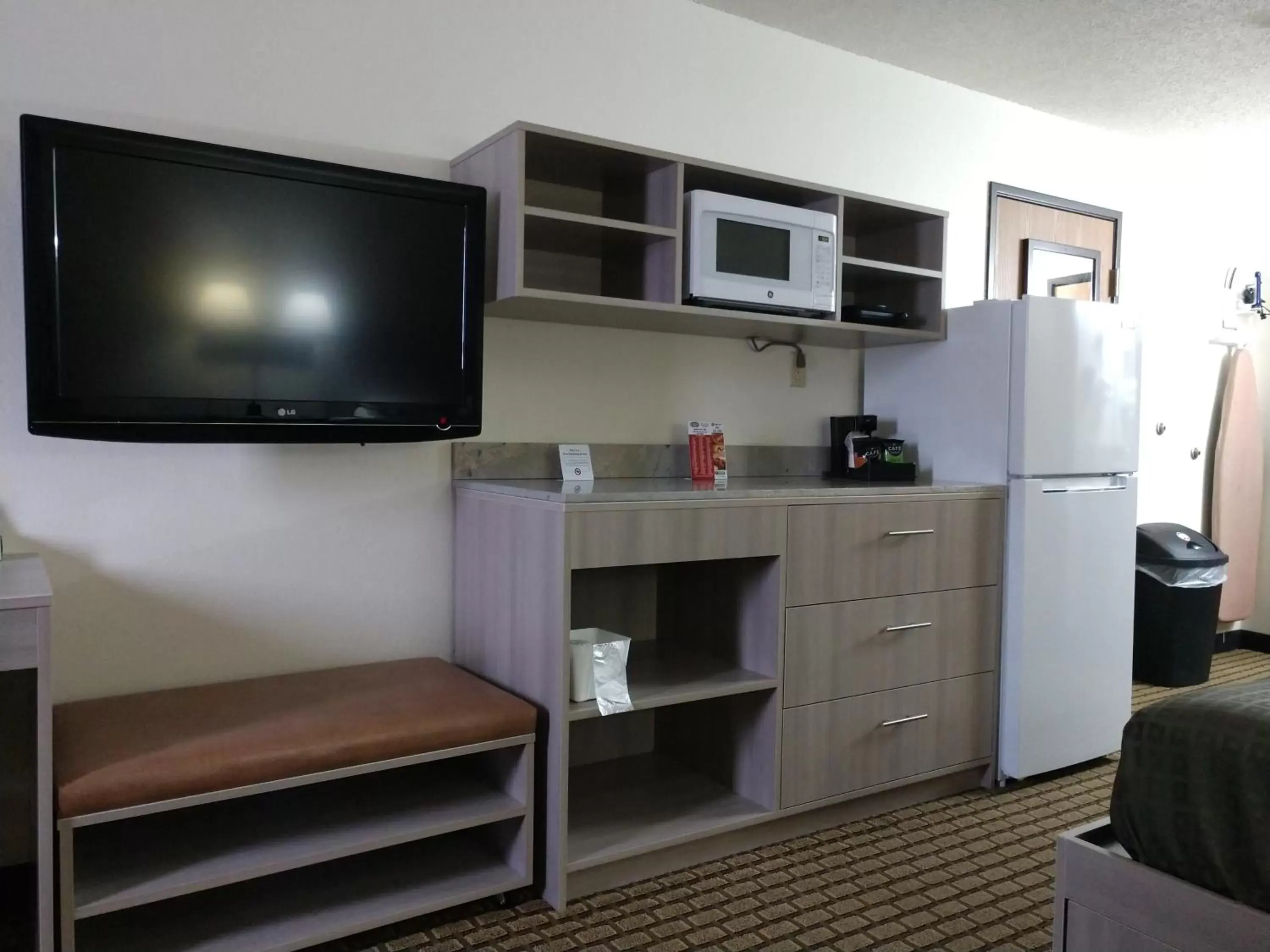 TV/Entertainment Center in Bearcat Inn and Suites