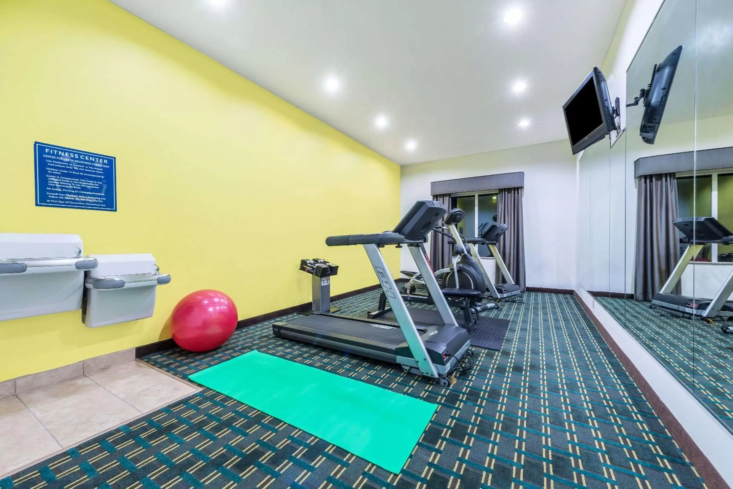 Fitness centre/facilities, Fitness Center/Facilities in Days Inn & Suites by Wyndham Mineral Wells