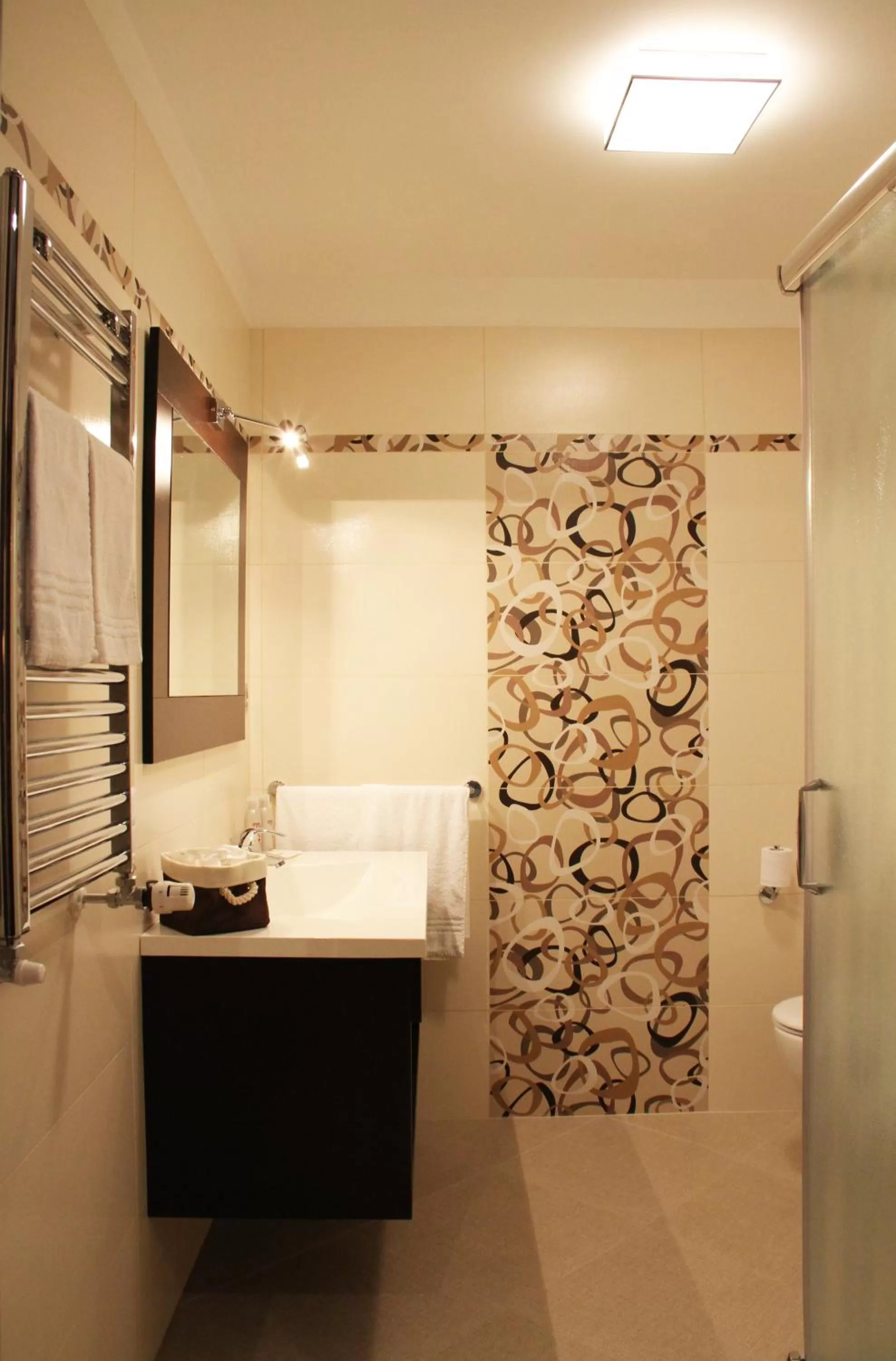 Shower, Bed in GREEN GARDEN Resort - Smart Hotel