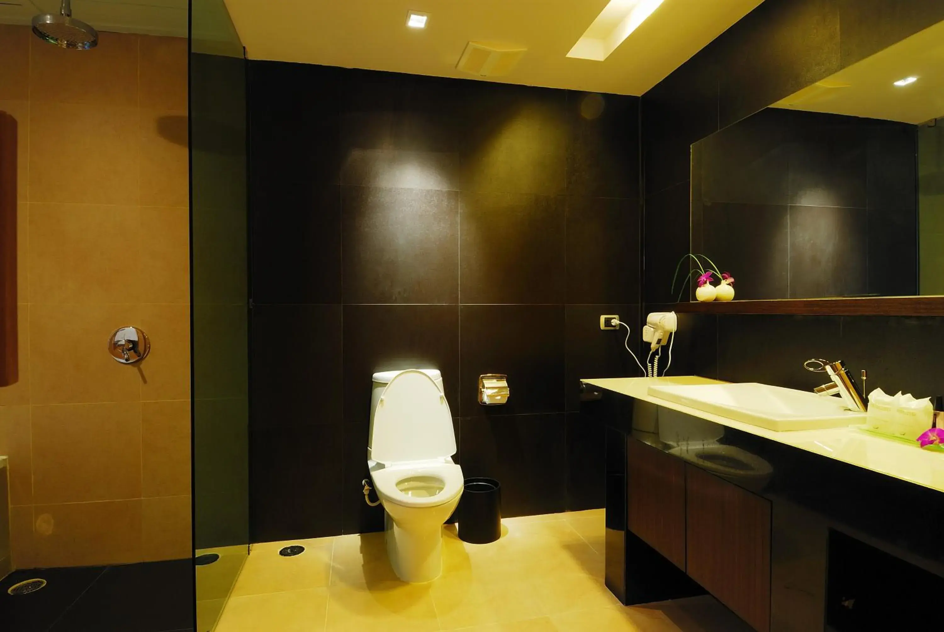 Toilet, Bathroom in Long Beach Garden Hotel & Pavilions