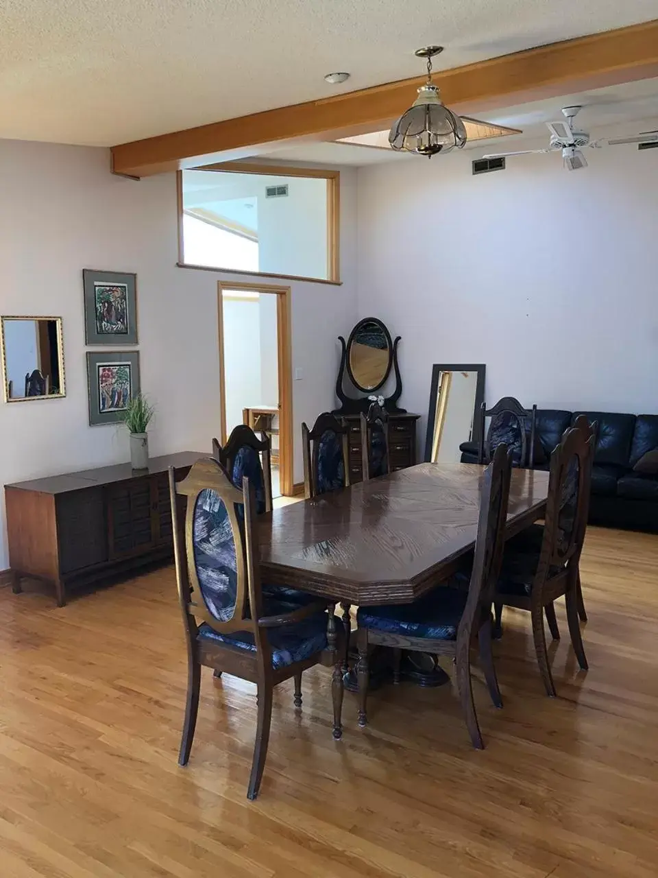 Photo of the whole room, Dining Area in Hotel Wolfe Island