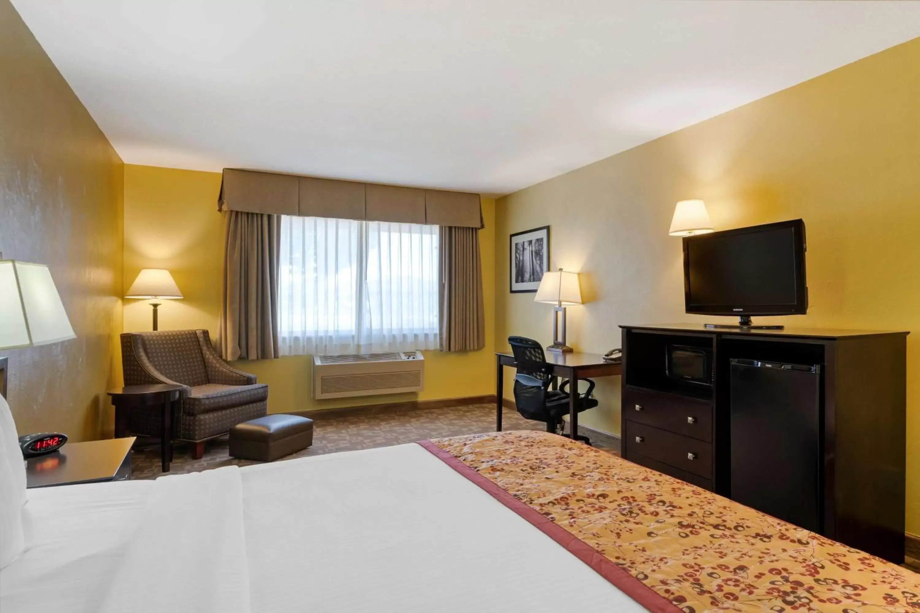 Bedroom, TV/Entertainment Center in Best Western Blackfoot Inn