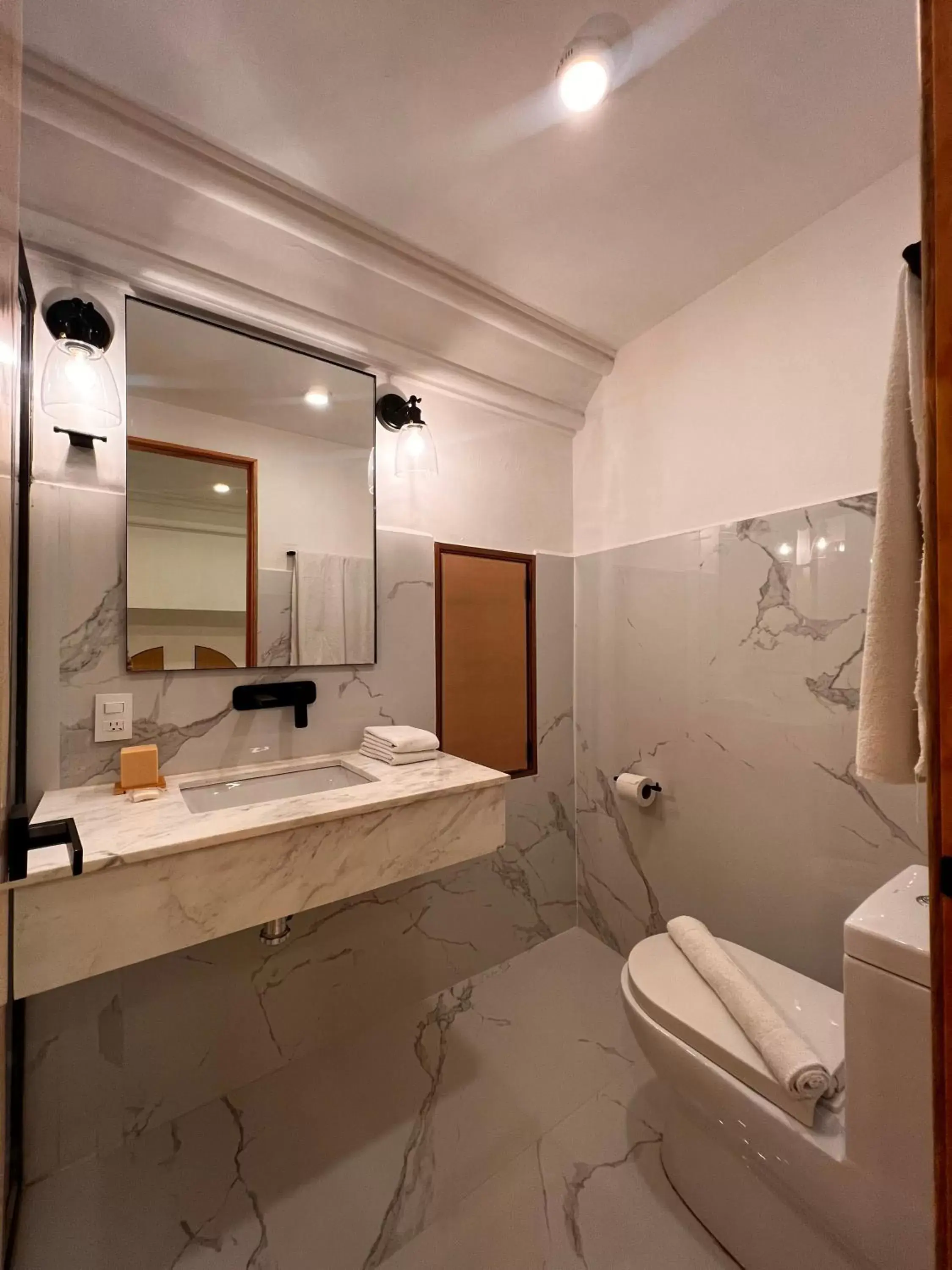 Bathroom in Hotel Atia