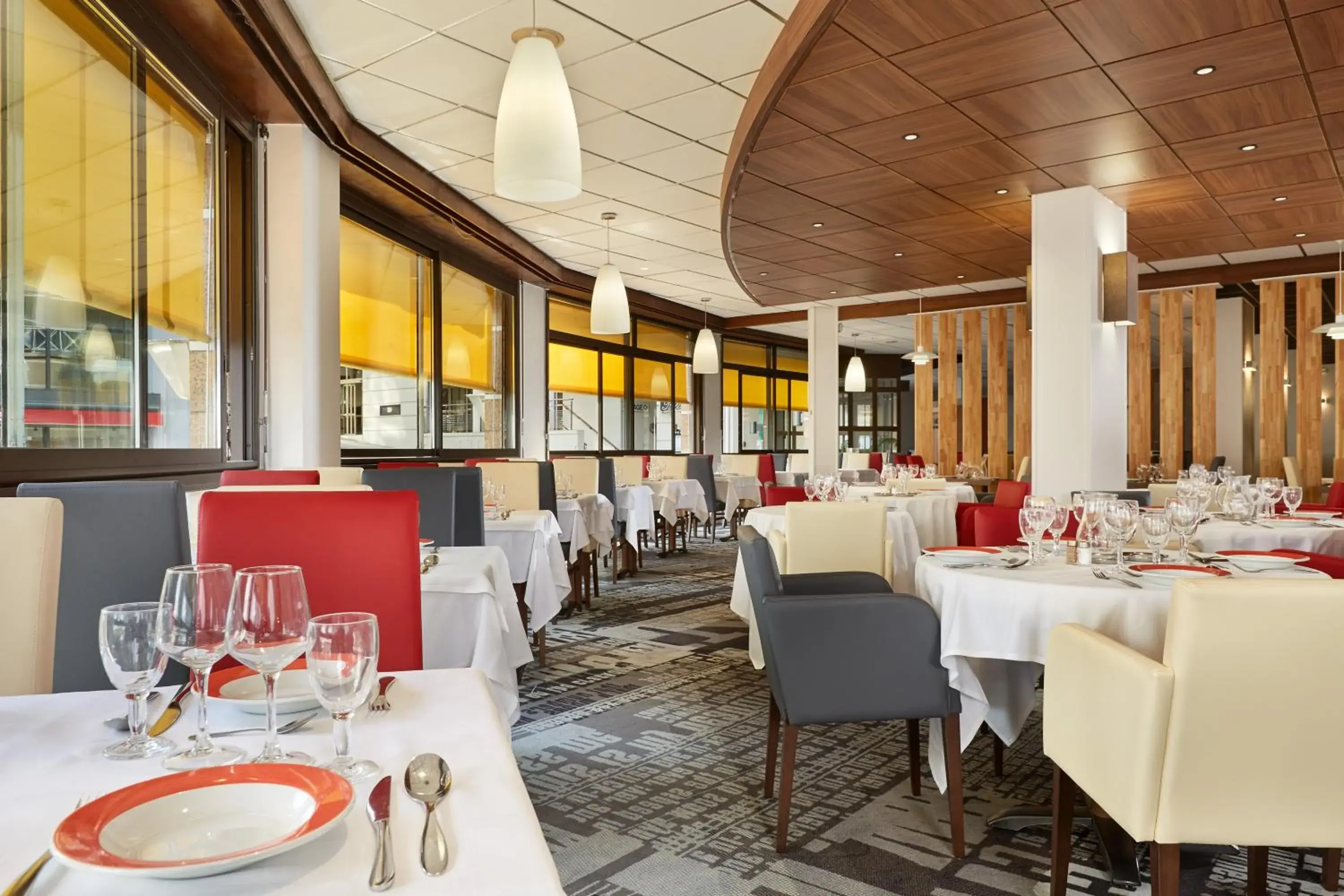 Restaurant/Places to Eat in Hotel Roissy