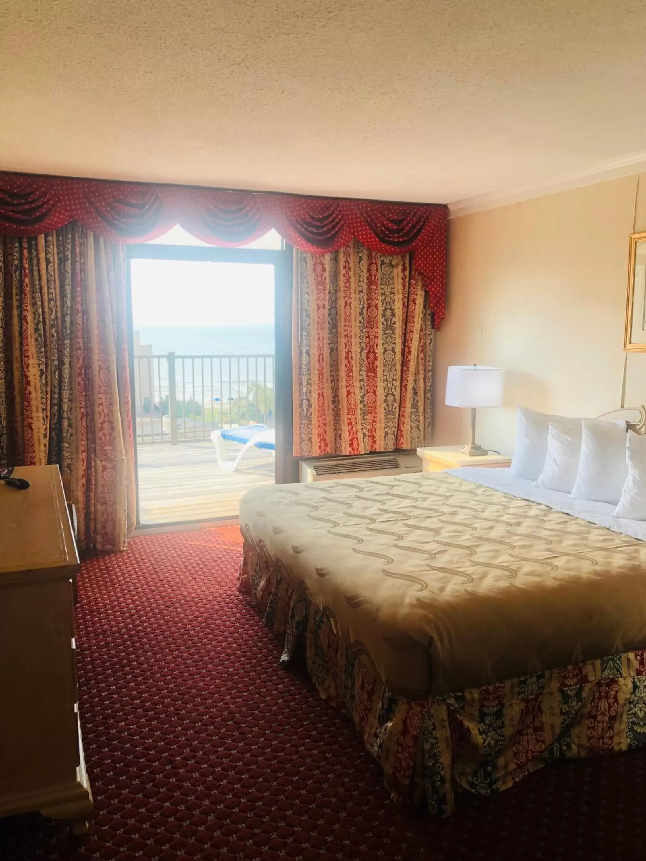 Bedroom, Bed in Quail Inn and Suites - Myrtle Beach