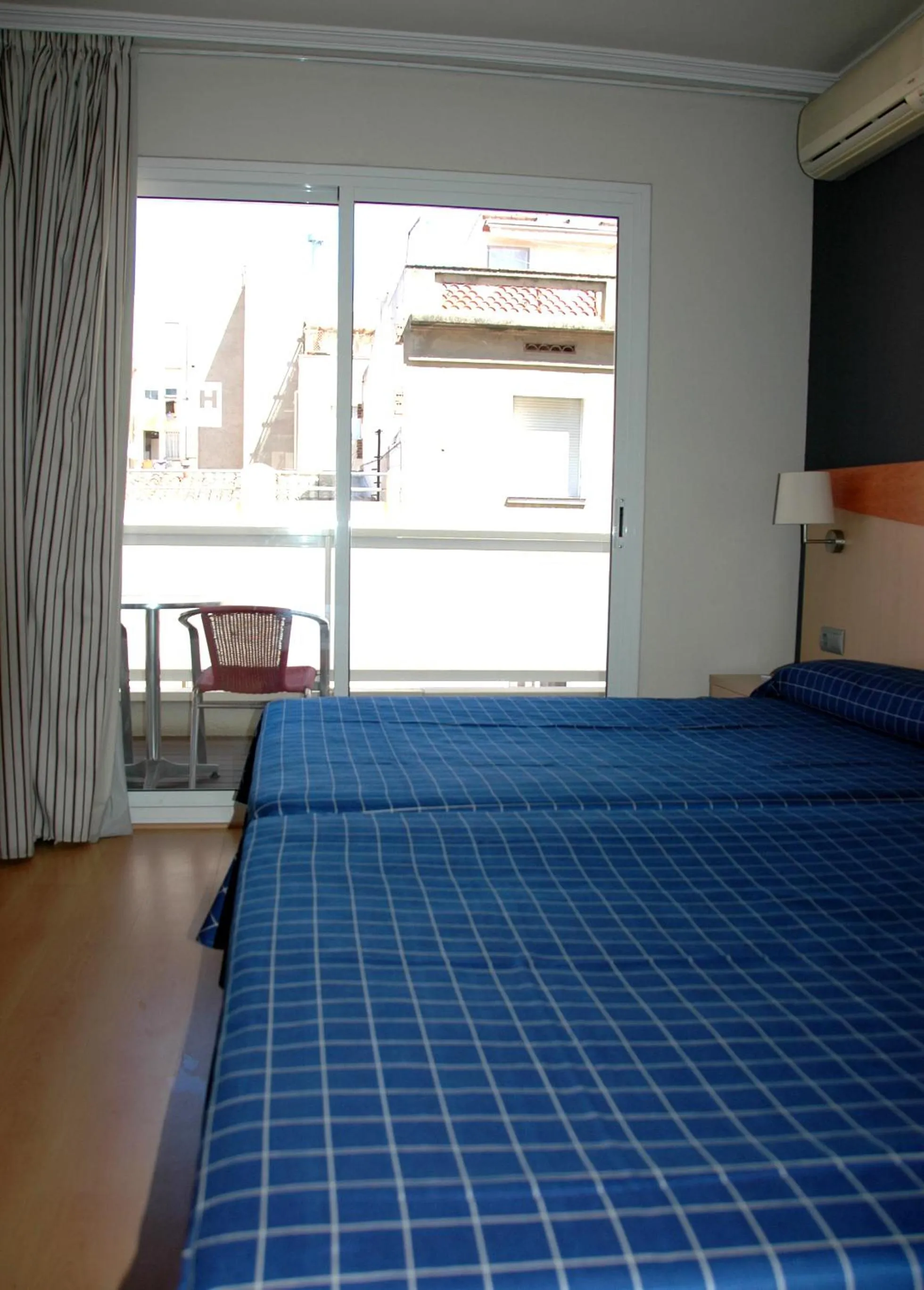 Photo of the whole room in Hotel President