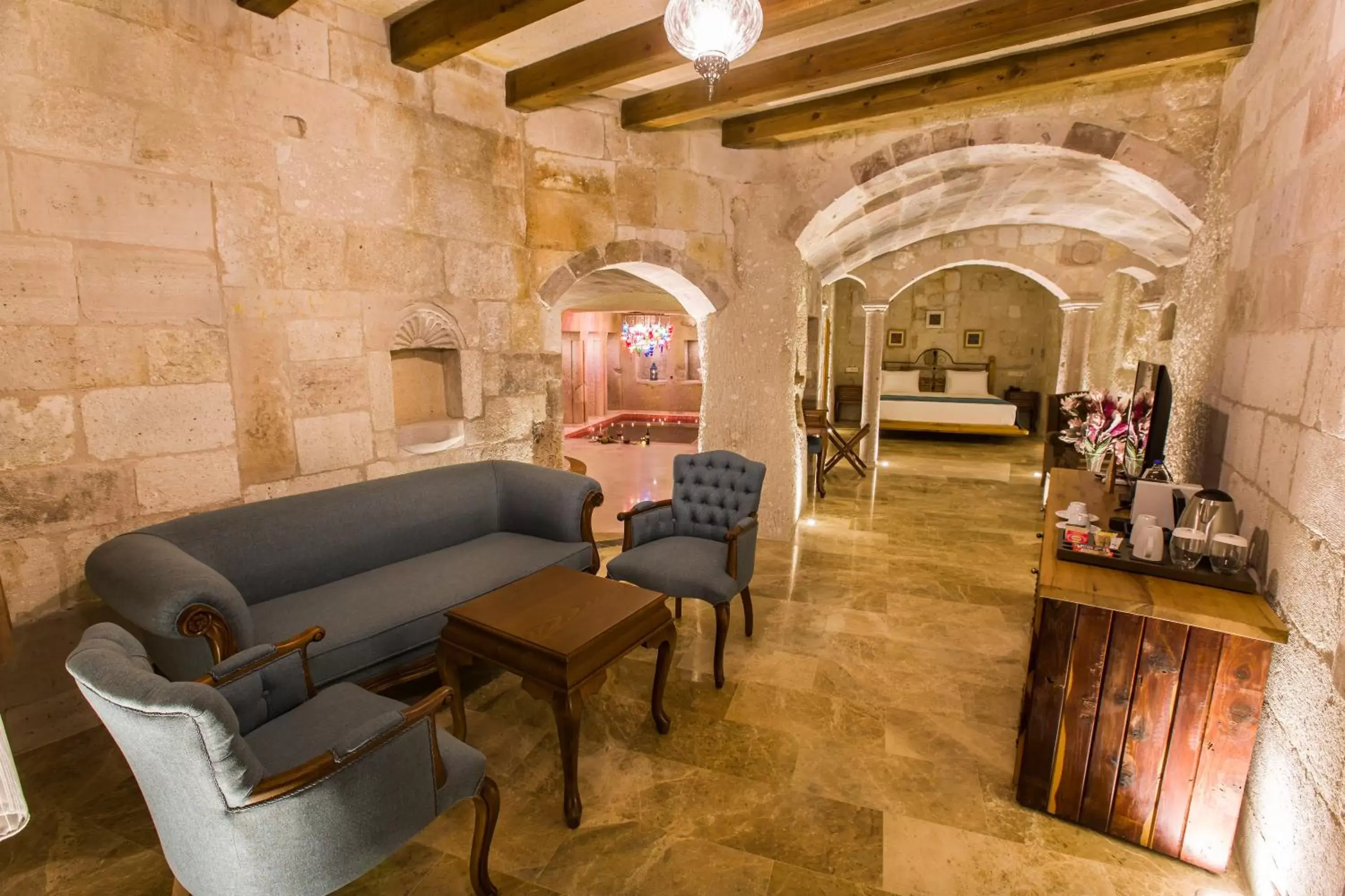 Coffee/tea facilities, Seating Area in Imperial Cave Suites & Spa