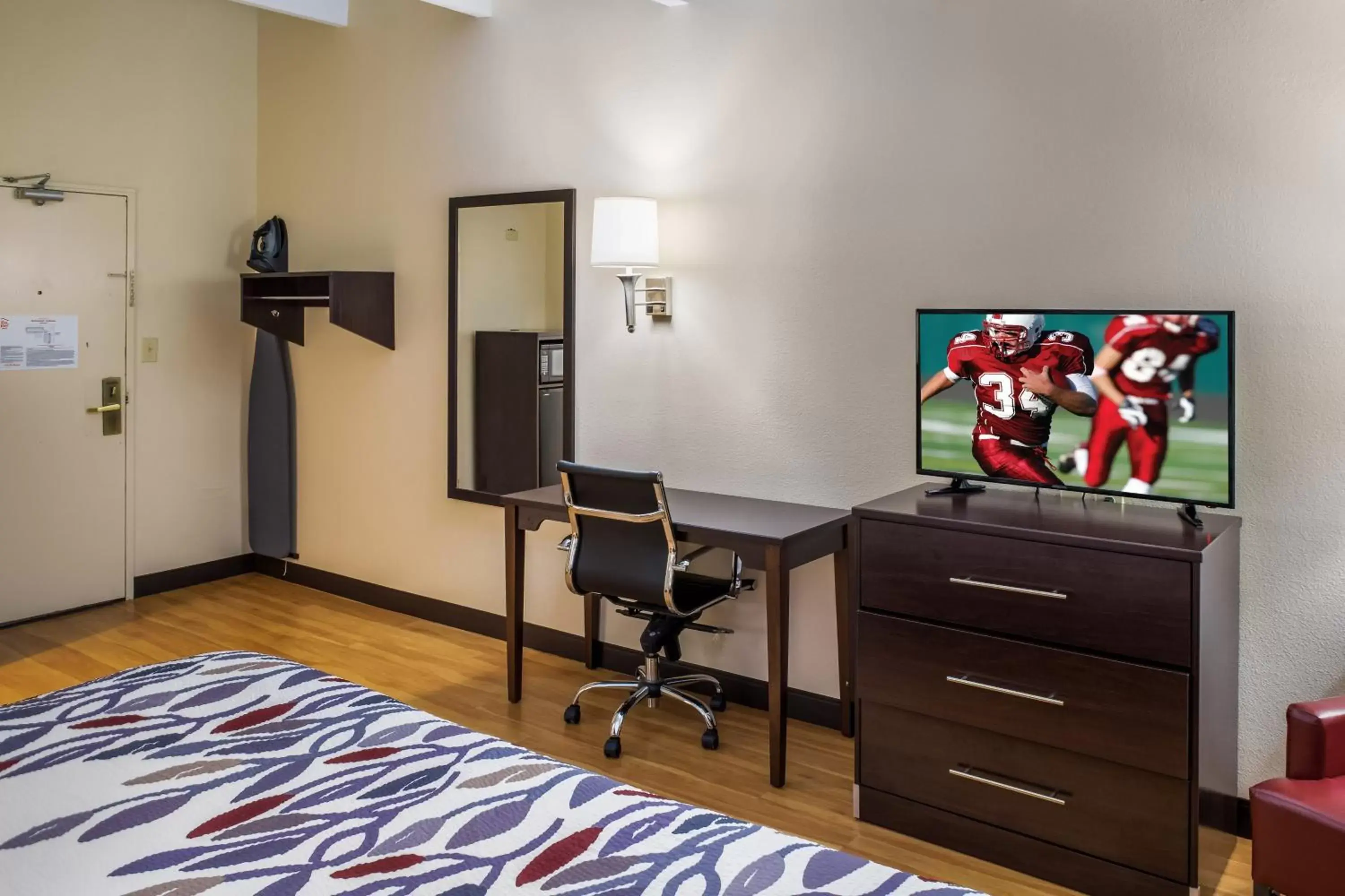 Photo of the whole room, TV/Entertainment Center in Red Roof Inn Richmond, IN