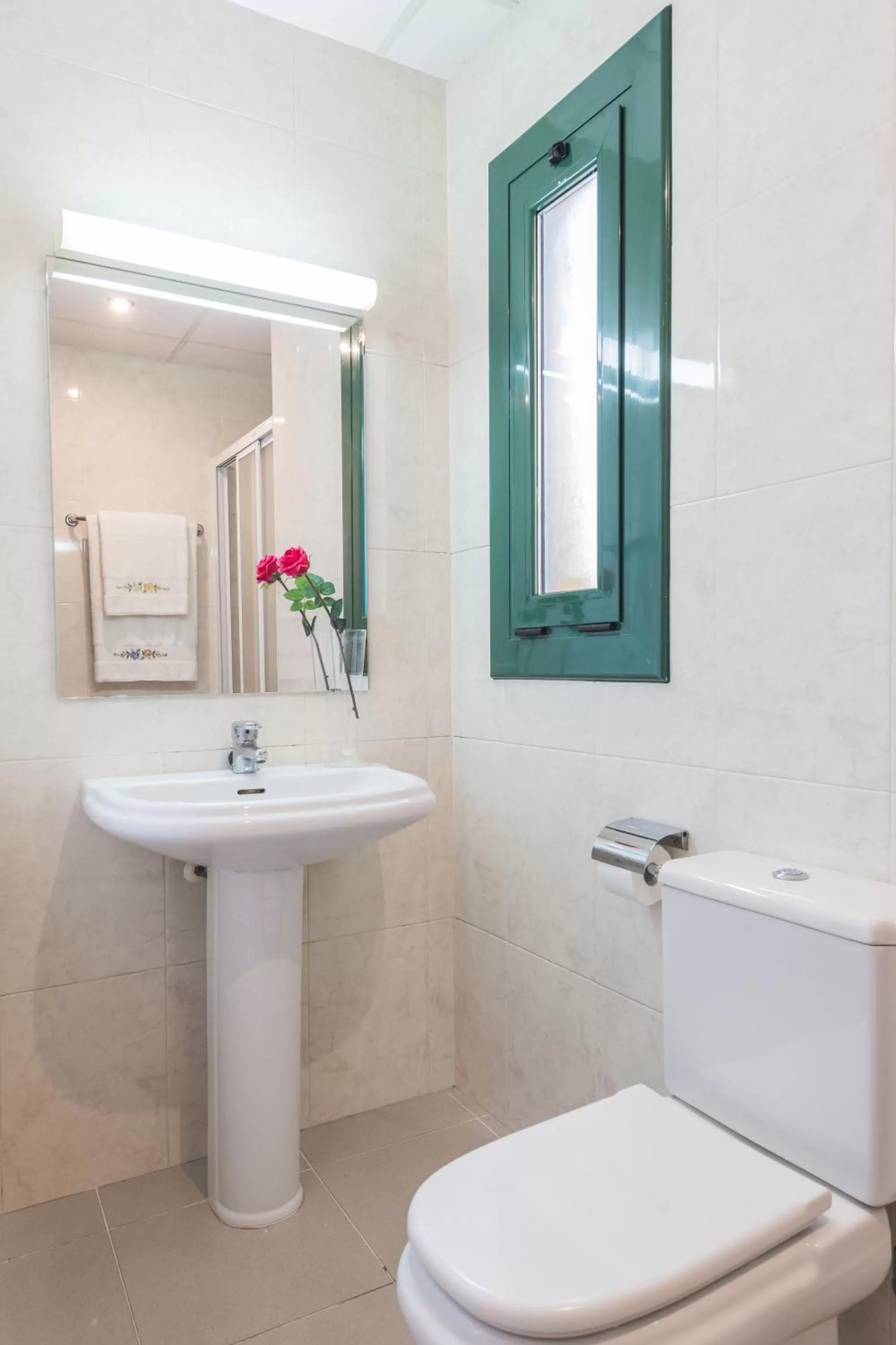 Shower in Hostal Buenos Aires