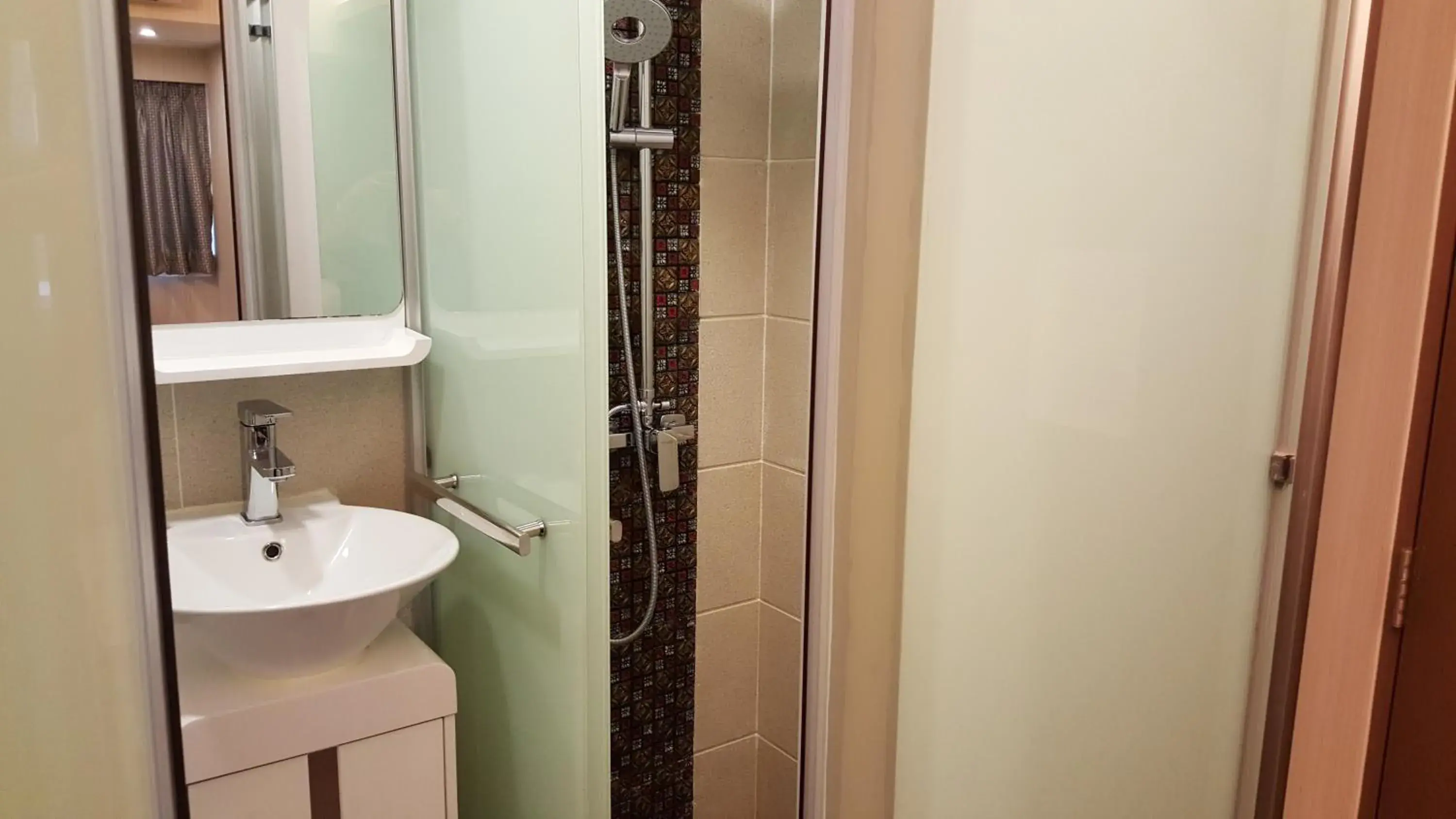 Bathroom in Seasons Hotel – Causeway Bay