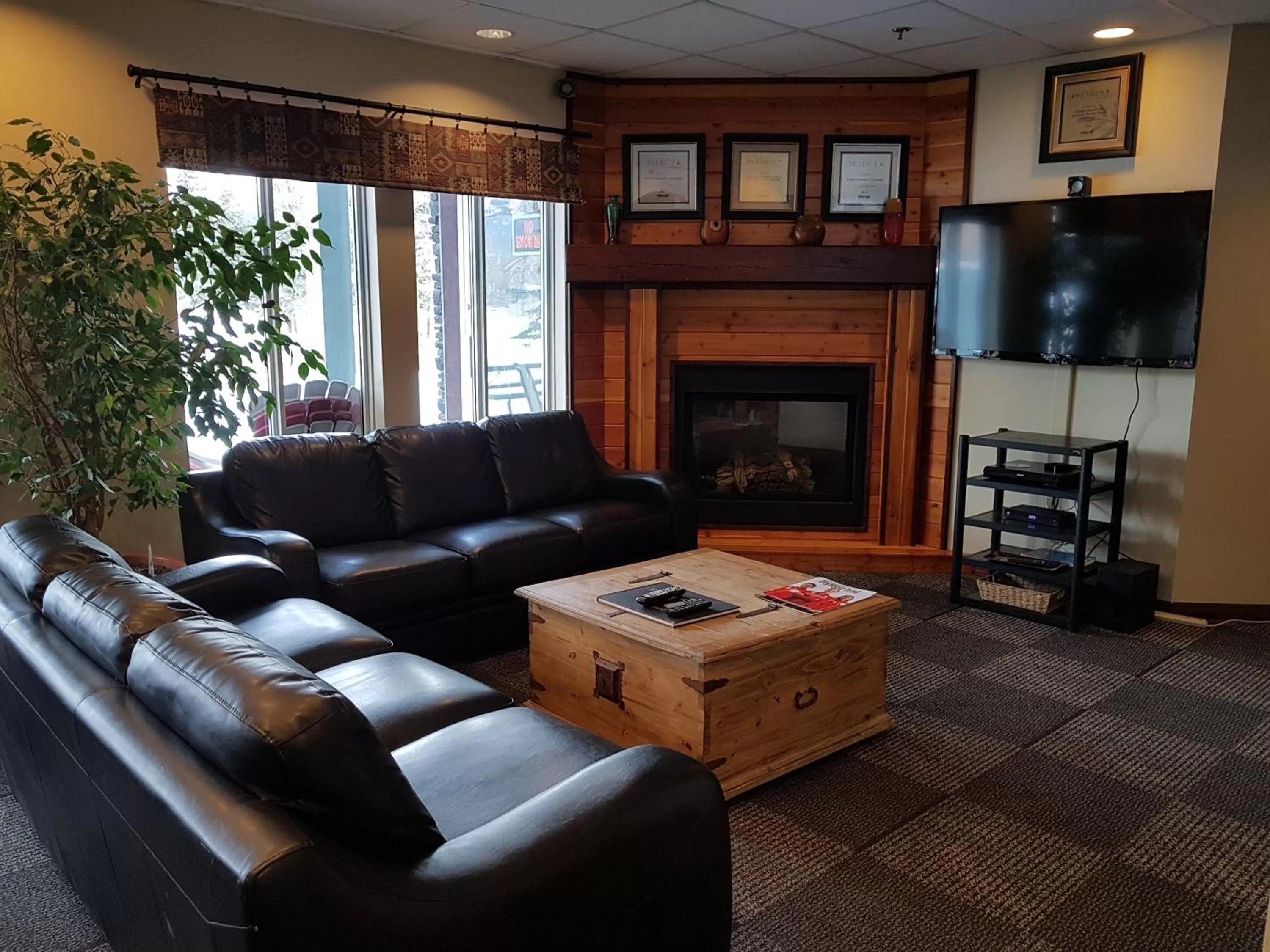 Communal lounge/ TV room in Sunset Resorts Canmore and Spa