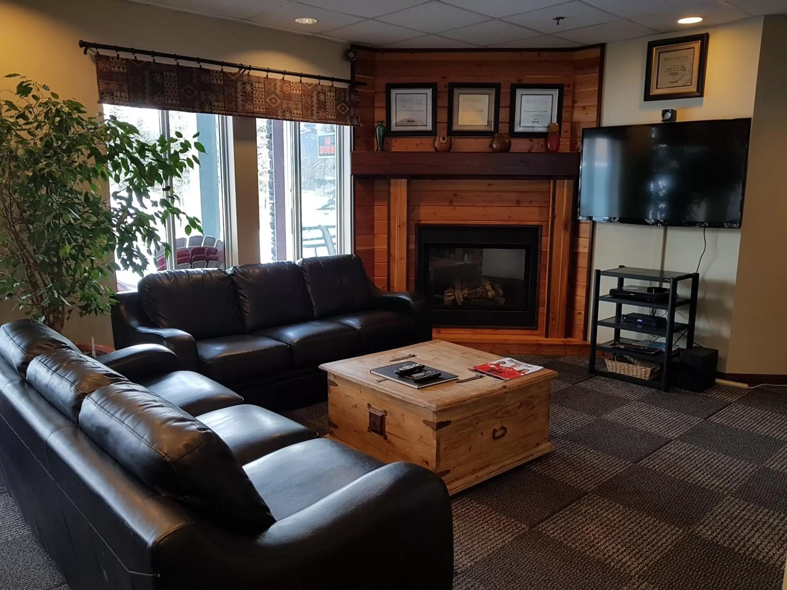 Communal lounge/ TV room, Seating Area in Sunset Resorts Canmore and Spa