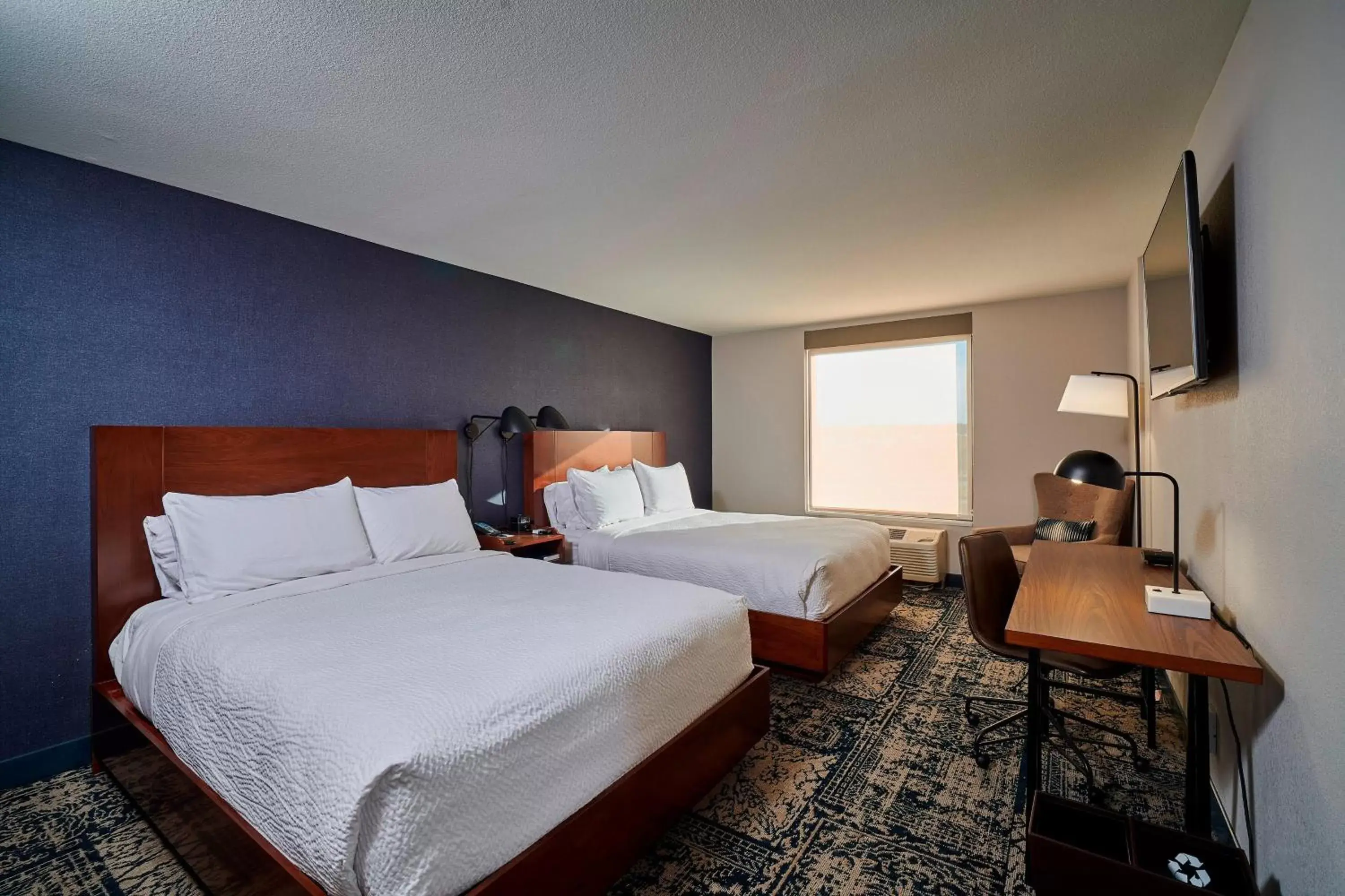 Photo of the whole room, Bed in Four Points by Sheraton Cleveland-Eastlake