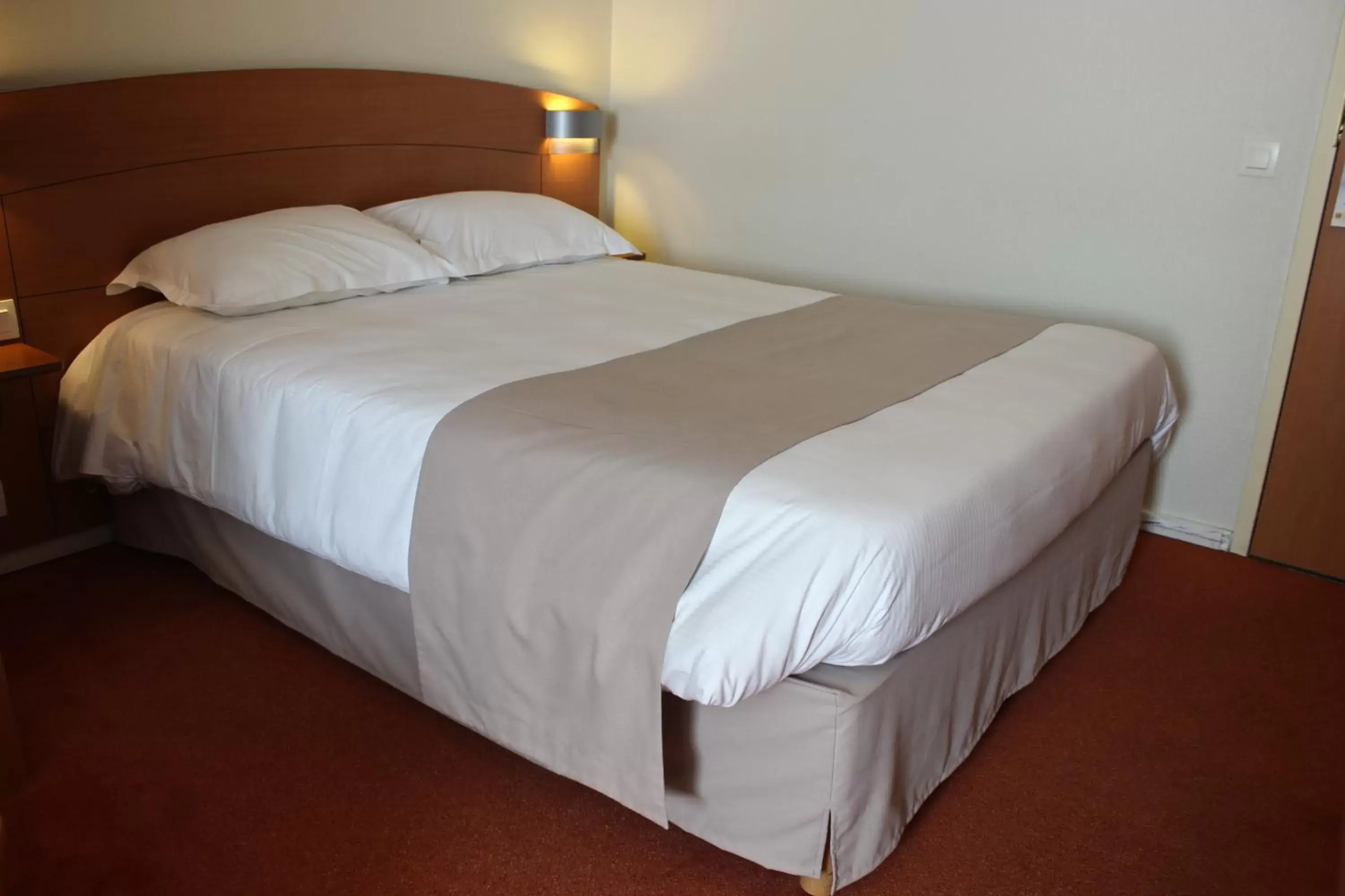 Bed in Kyriad Rennes Nord Hotel