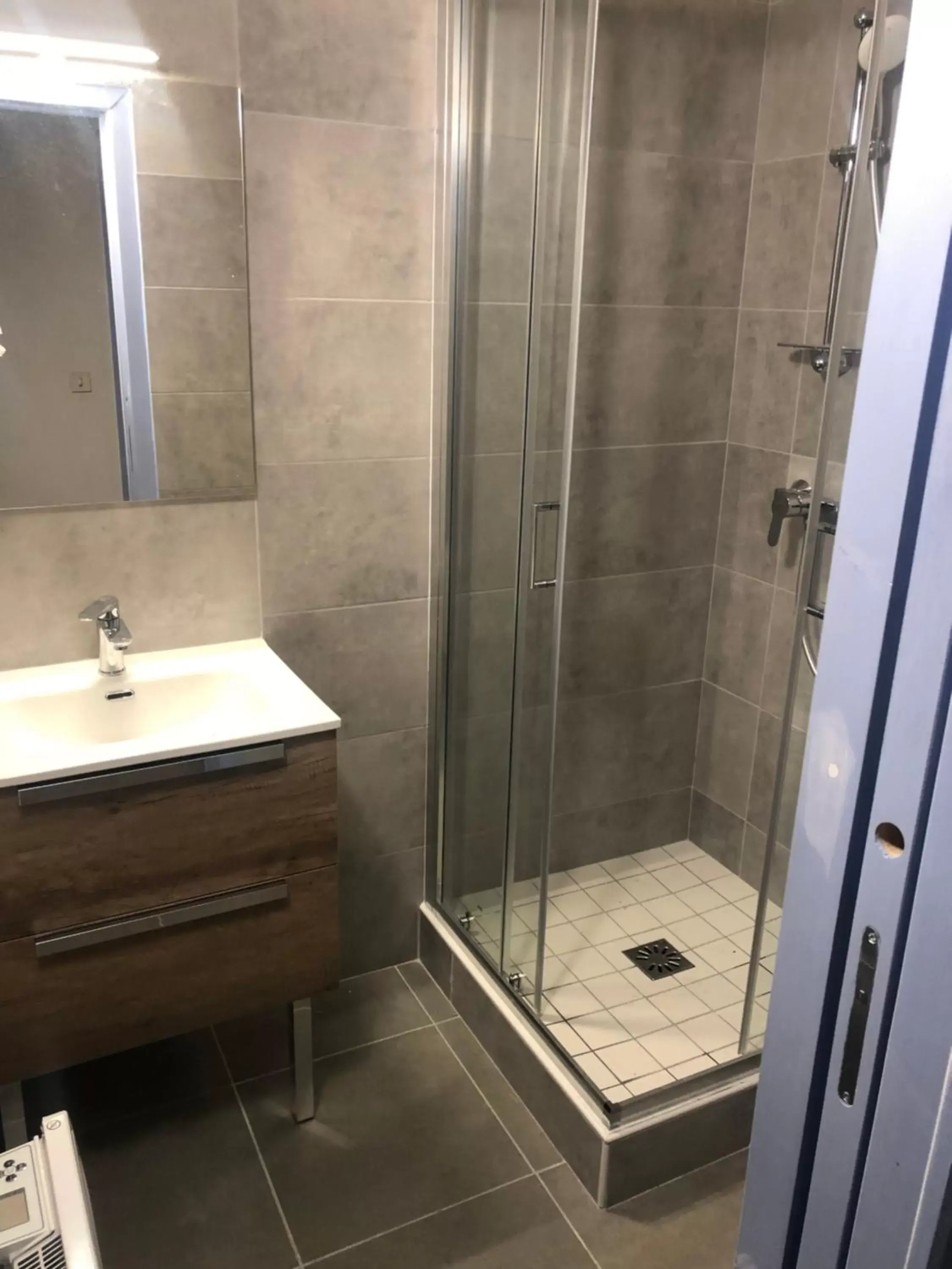 Bathroom in Hôtel Du Cheval Blanc