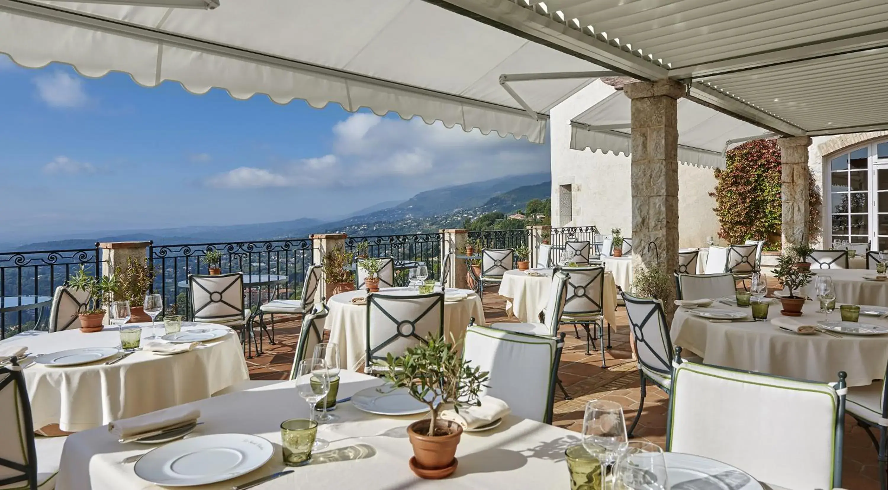 Patio, Restaurant/Places to Eat in Château Saint-Martin & Spa - an Oetker Collection Hotel