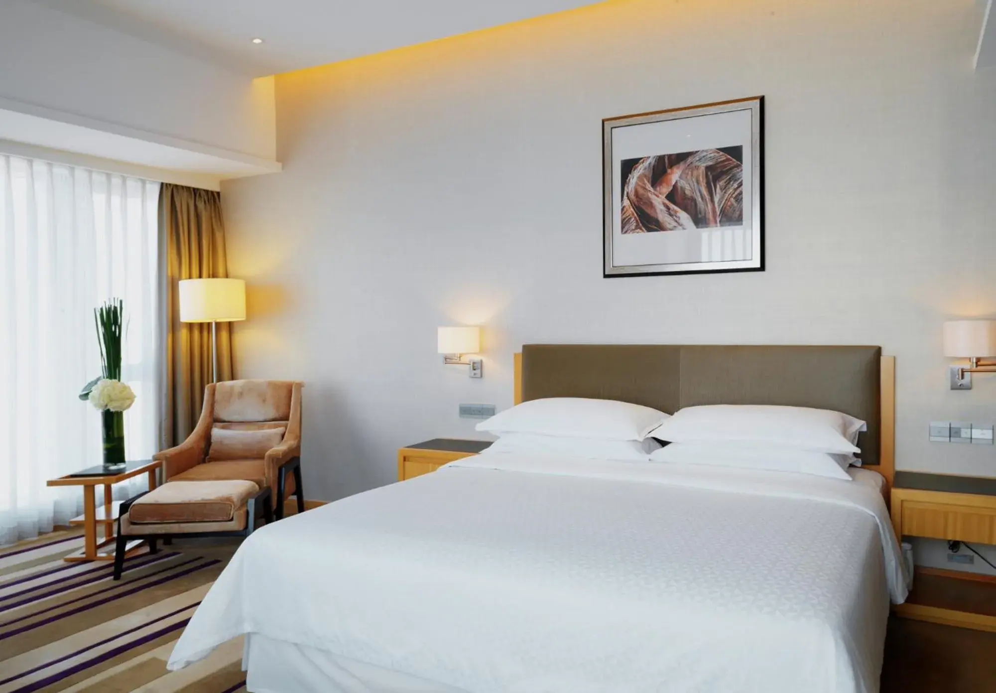 Bed in Four Points by Sheraton Guangzhou, Dongpu