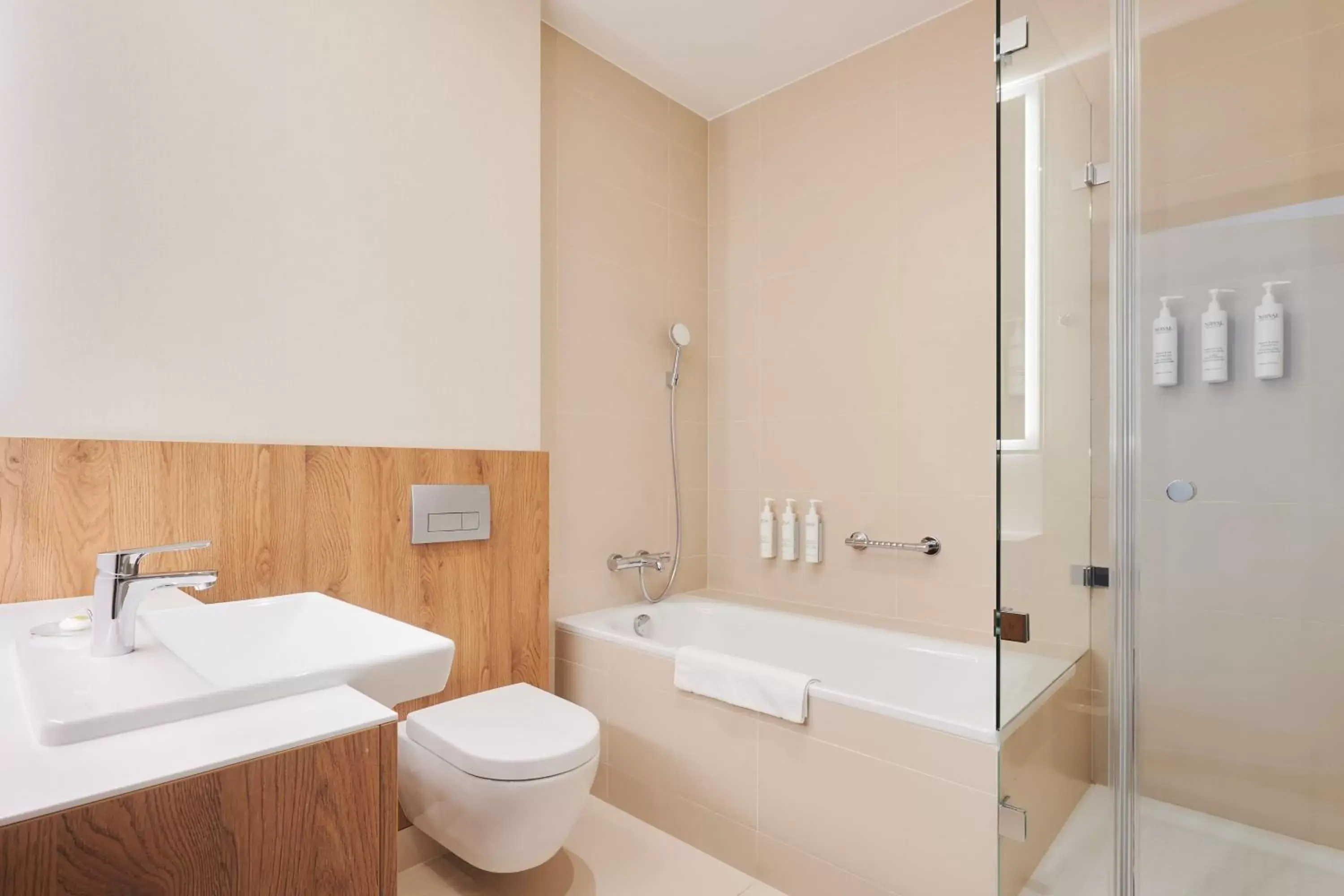 Photo of the whole room, Bathroom in Courtyard by Marriott Warsaw Airport