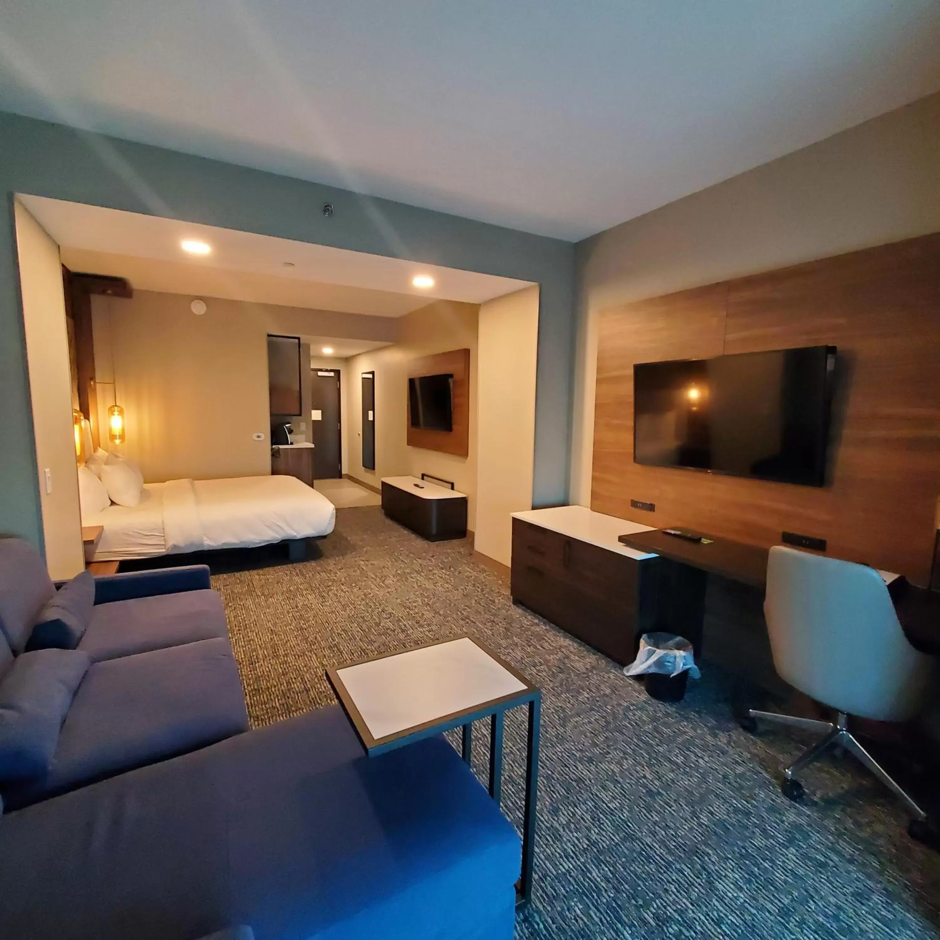 Bedroom, Seating Area in La Quinta Inn & Suites by Wyndham Nashville Downtown Stadium
