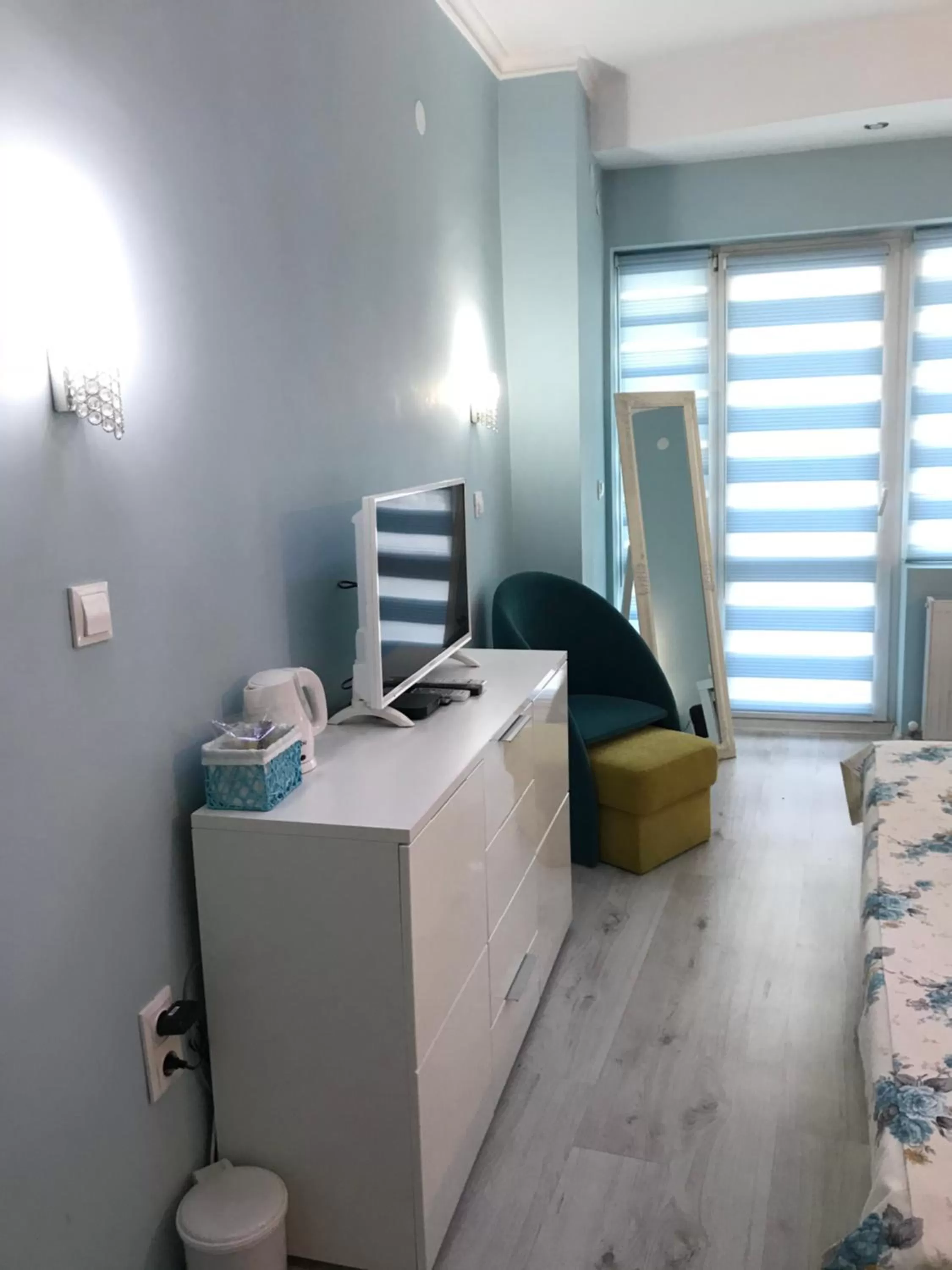 TV and multimedia, Bed in White Rose Guest Rooms