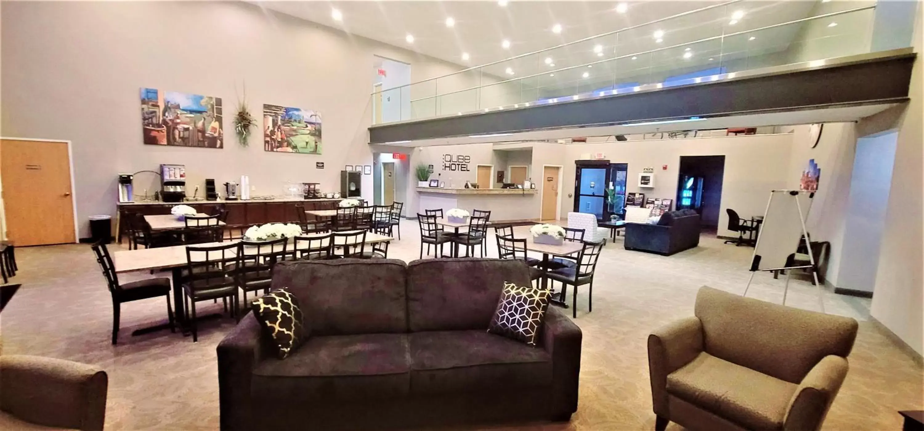 Seating area, Restaurant/Places to Eat in Qube Hotel - Polk City