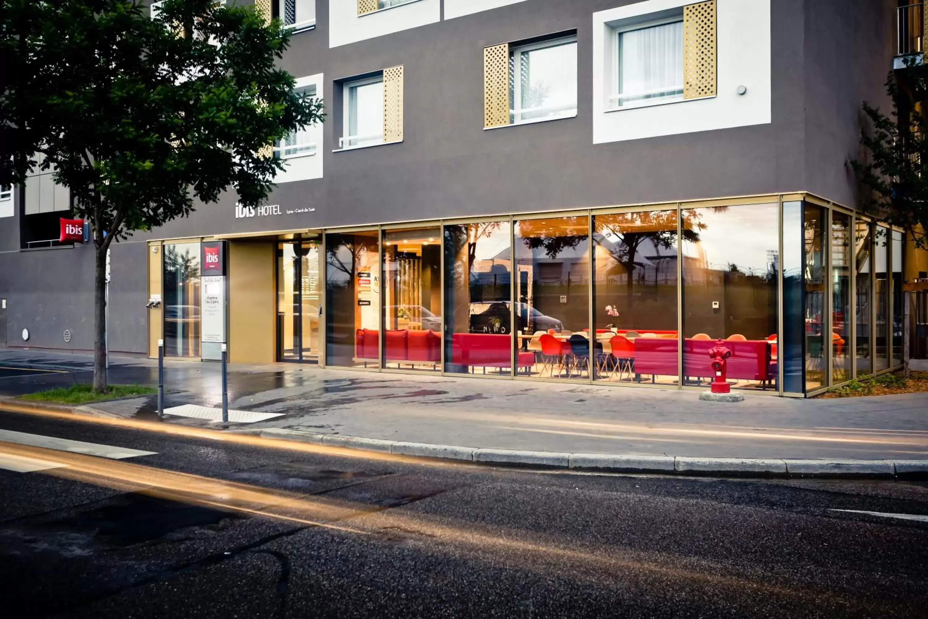 Property building in ibis Lyon Carre De Soie Property building in ibis Lyon Carre De Soie