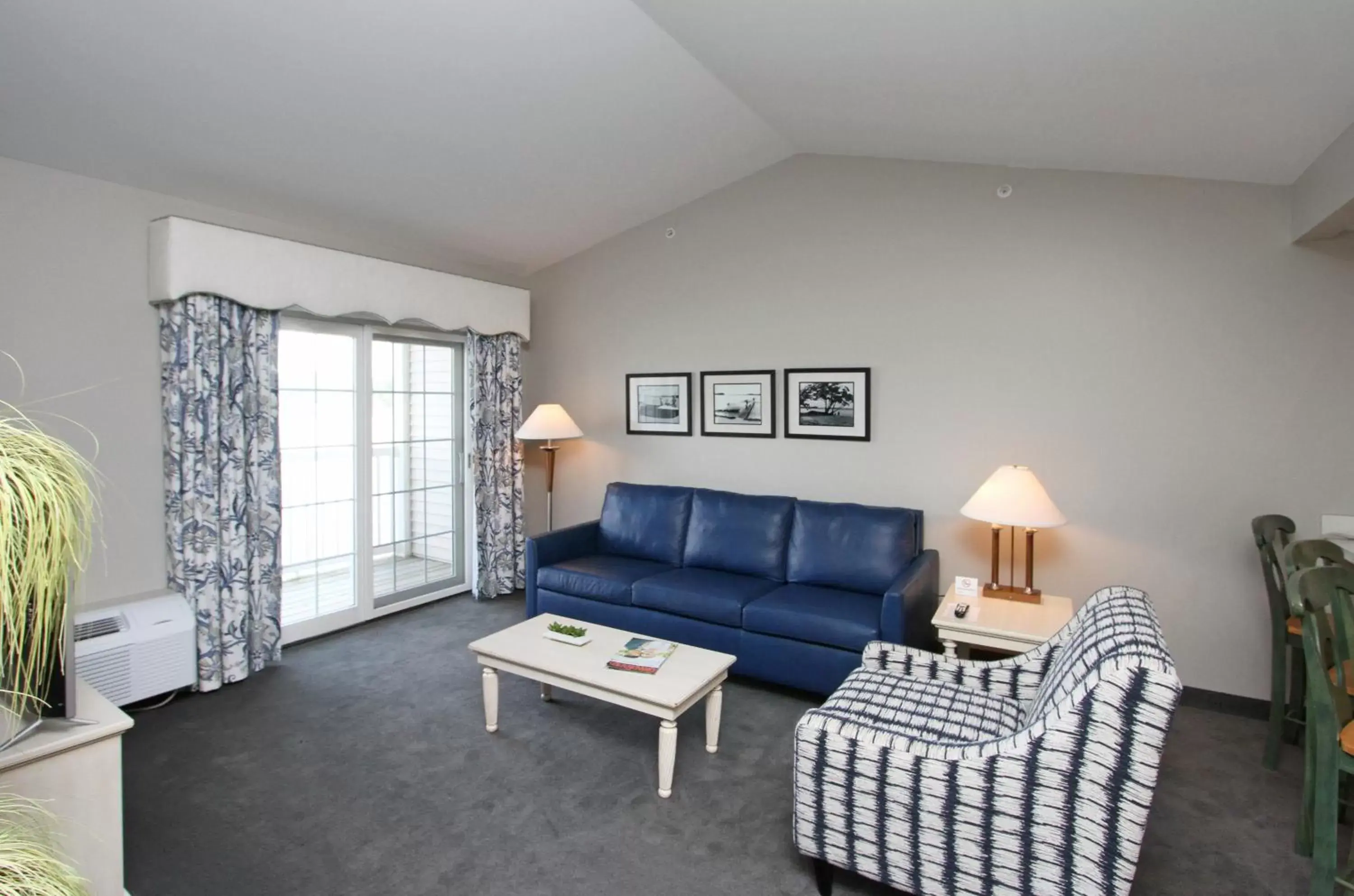 Living room, Seating Area in Bay Pointe Inn