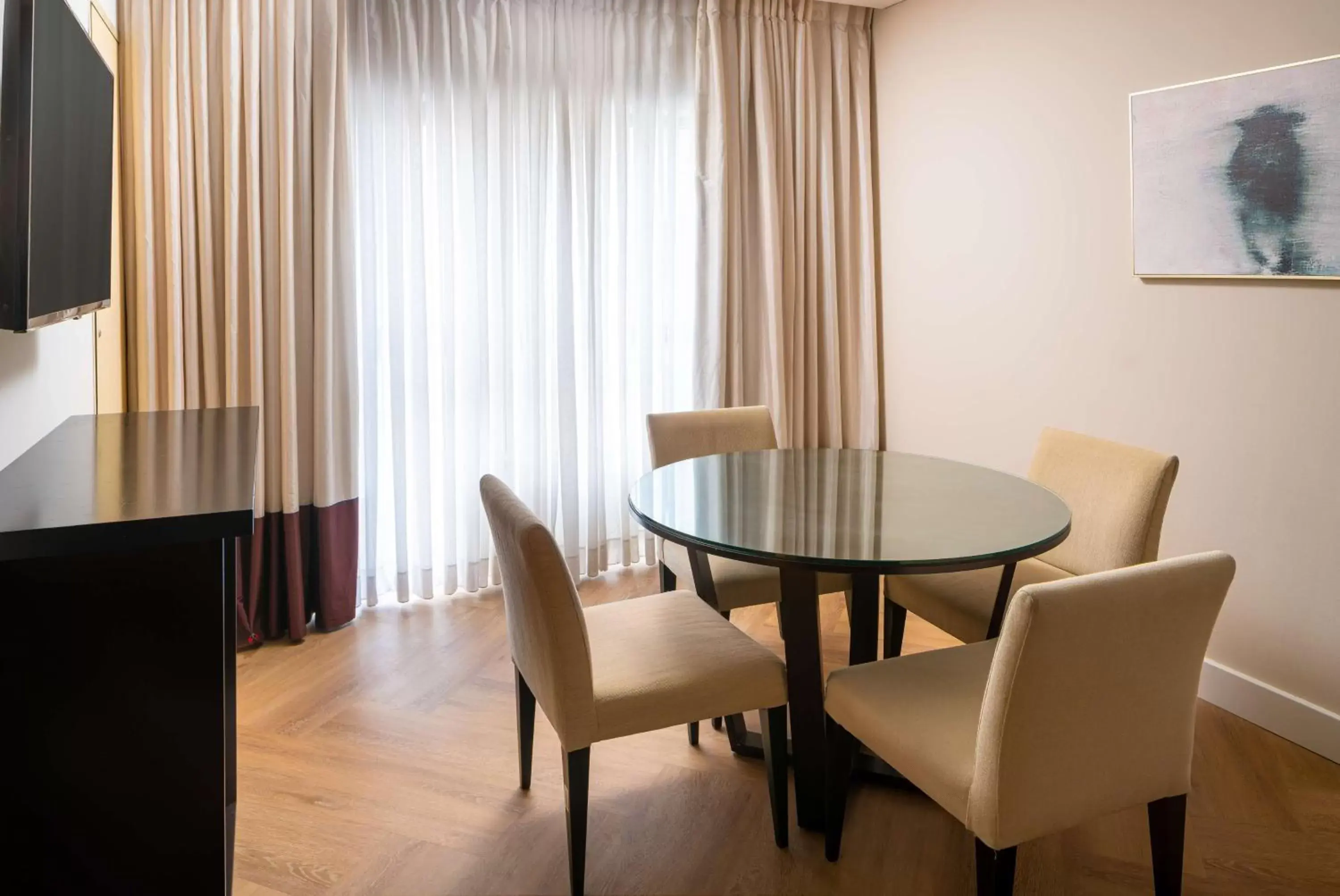 Photo of the whole room, Dining Area in Radisson Blu Hotel Bucharest