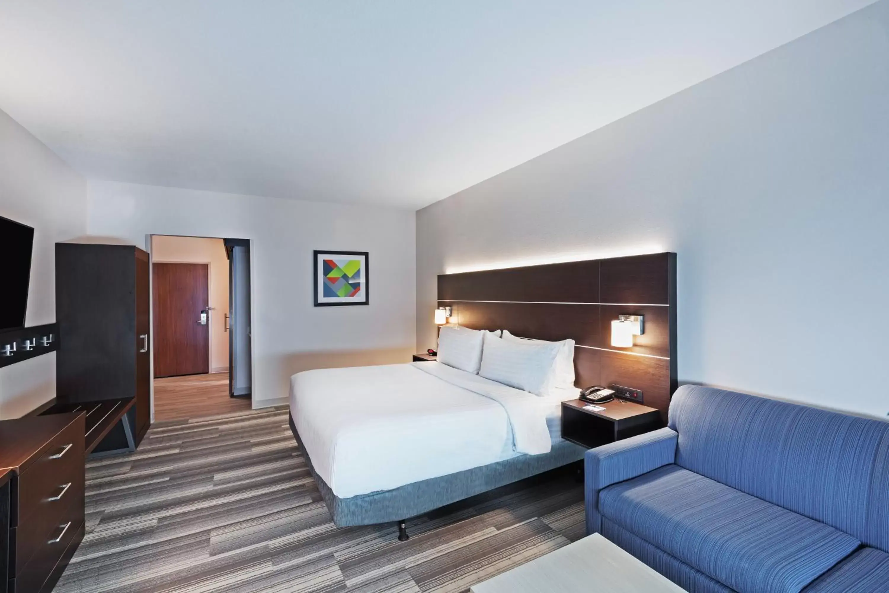 Photo of the whole room, Bed in Holiday Inn Express & Suites - Coffeyville, an IHG Hotel