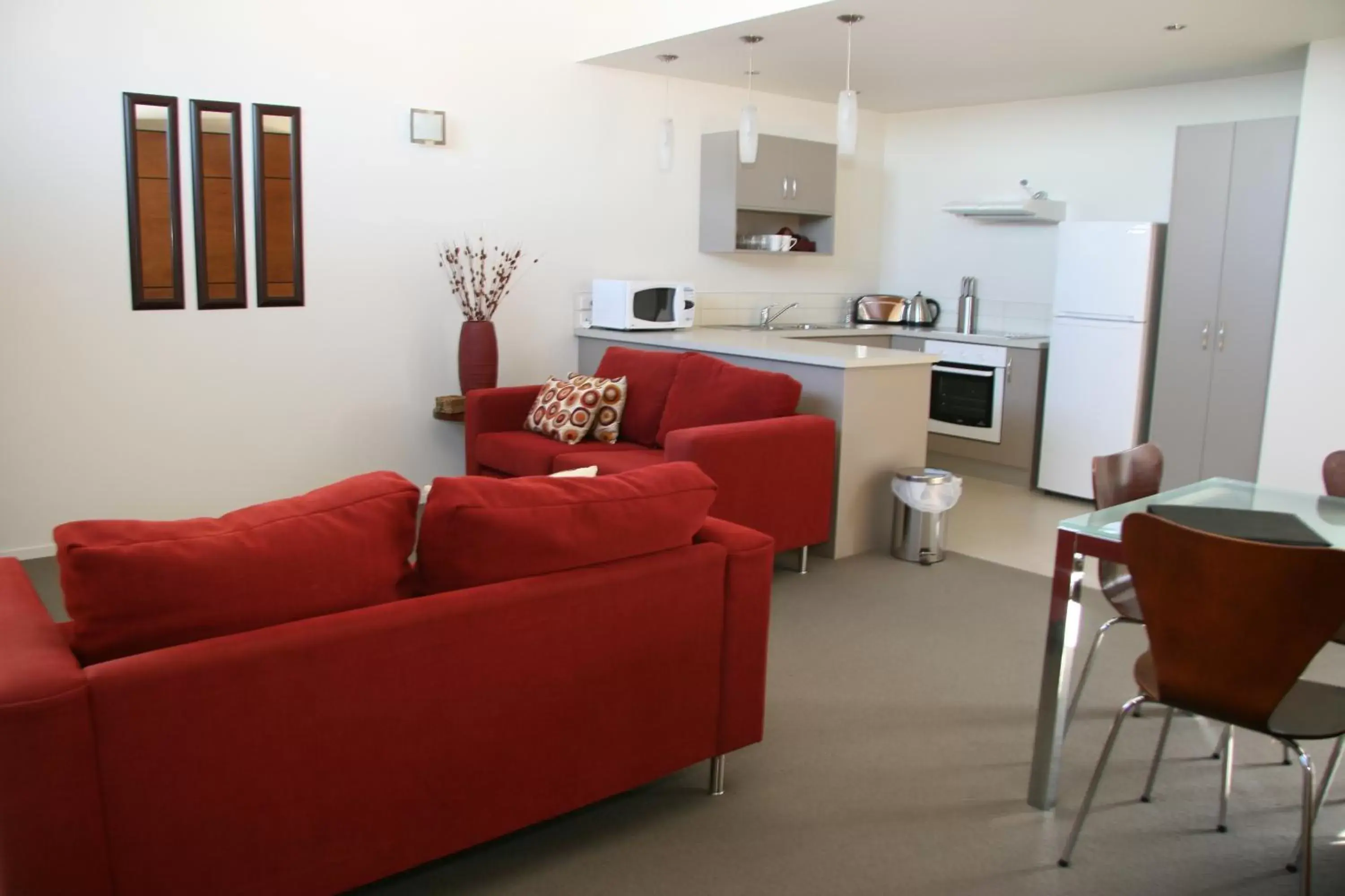 Kitchen or kitchenette, Seating Area in Oceans Resort Whitianga