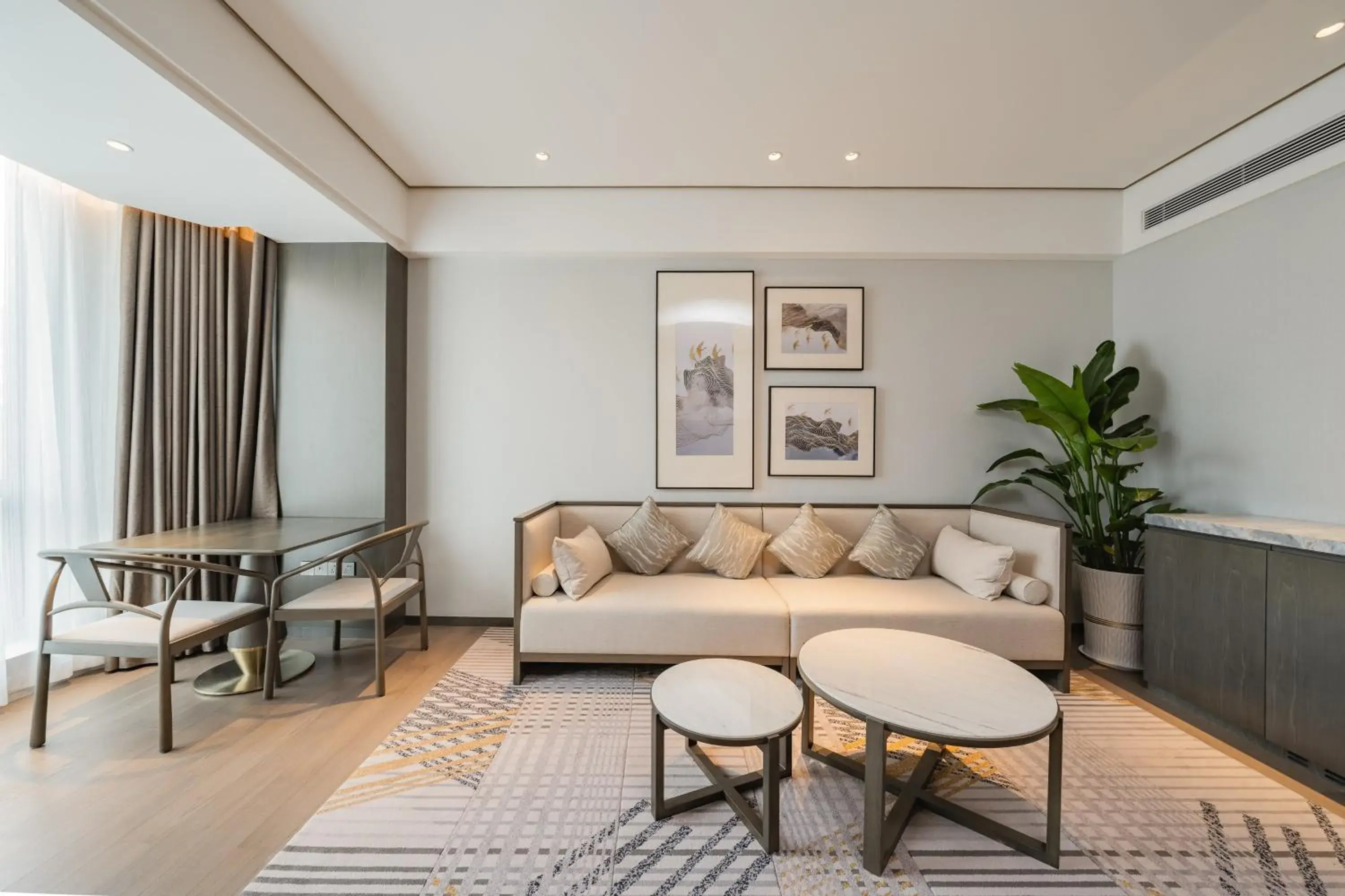 Photo of the whole room, Seating Area in Holiday Inn Zhengzhou Zhongzhou, an IHG Hotel