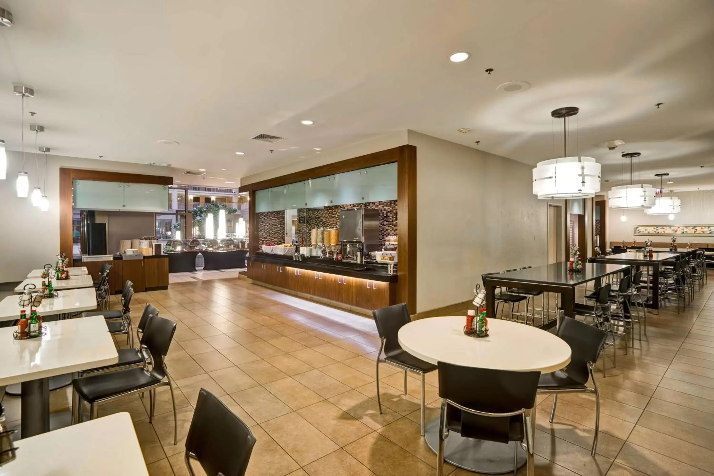 Restaurant/places to eat, Lounge/Bar in Embassy Suites Chicago - Downtown River North