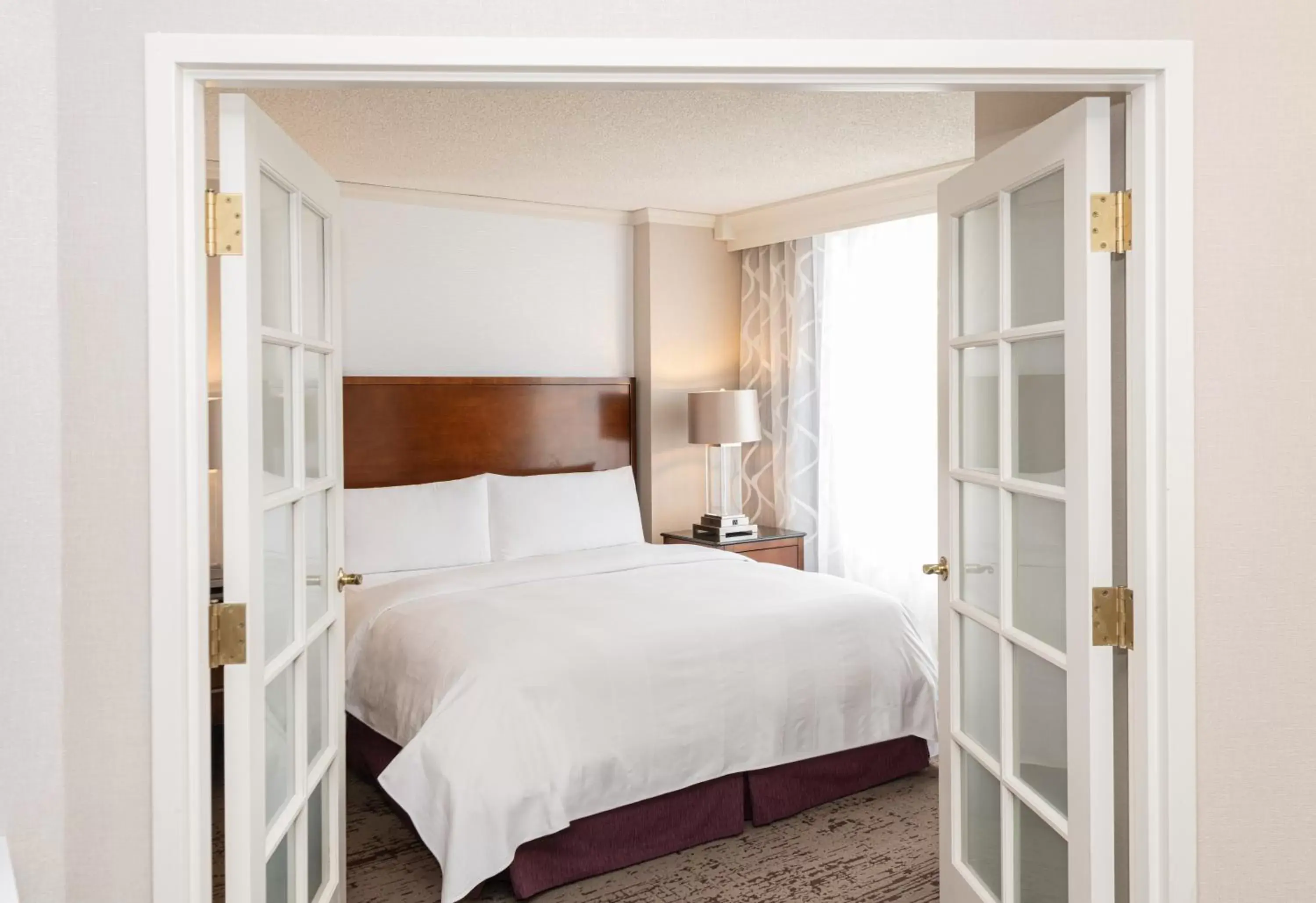 Bed in Chicago Marriott Suites Deerfield